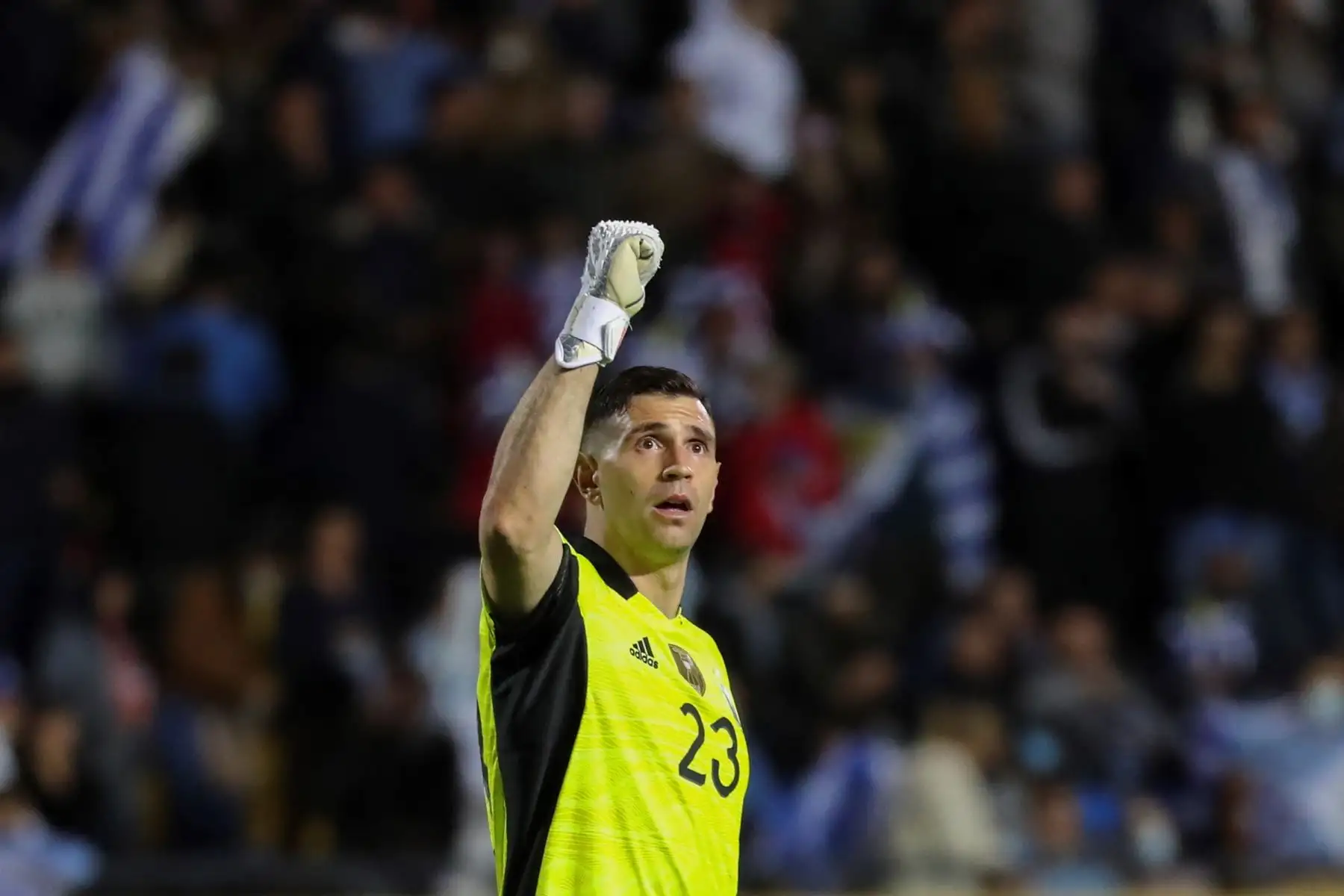 El arquero de Argentina Emiliano Martínez celebra tras vencer a Uruguay durante partido por las eliminatorias Catar 2022, en el estadio Campeón del Siglo en Montevideo. Foto: EFE