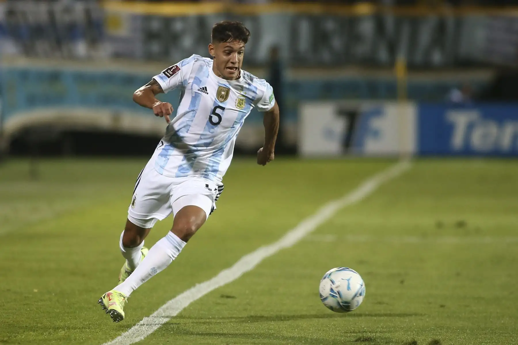 Nahuel Molina de Argentina controla el balón durante partido por las eliminatorias Catar 2022, en el estadio Campeón del Siglo en Montevideo. Foto: EFE
