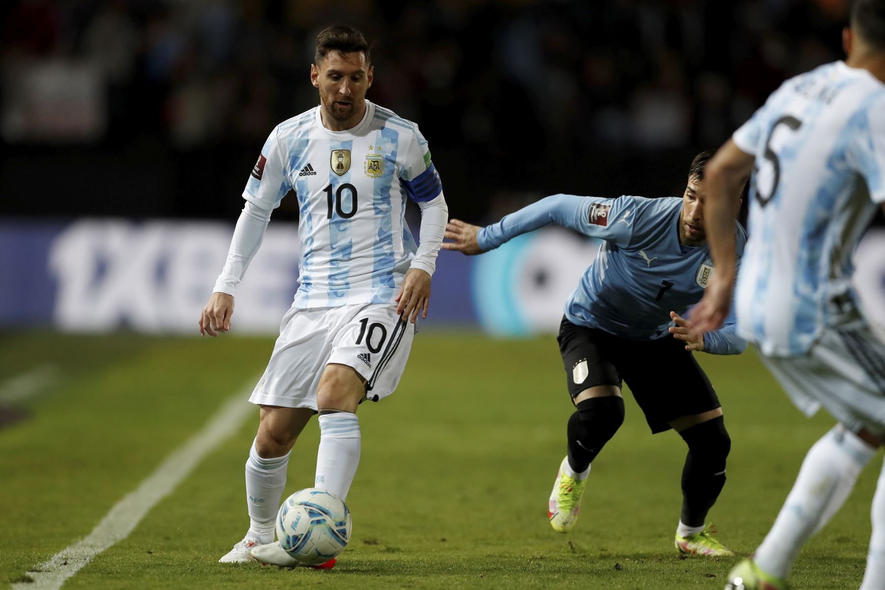 Fernando Gorriarán de Uruguay disputa el balón con Lionel Messi de Argentina hoy durante partido por as eliminatorias Catar 2022, en el estadio Campeón del Siglo en Montevideo. Foto: EFE