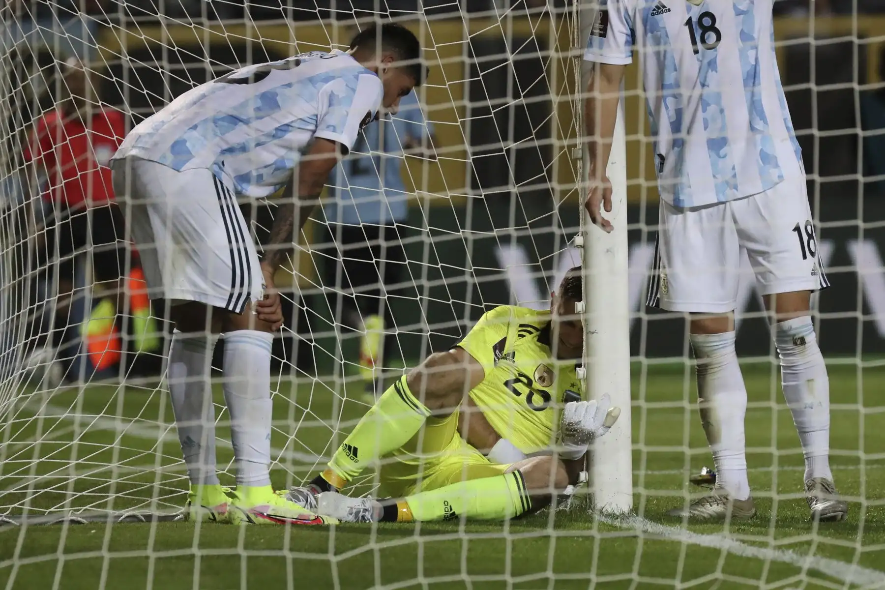 El arquero de Argentina Emiliano Martínez luego de una fuerte jugada durante partido por las eliminatorias Catar 2022, en el estadio Campeón del Siglo en Montevideo. Foto: EFE