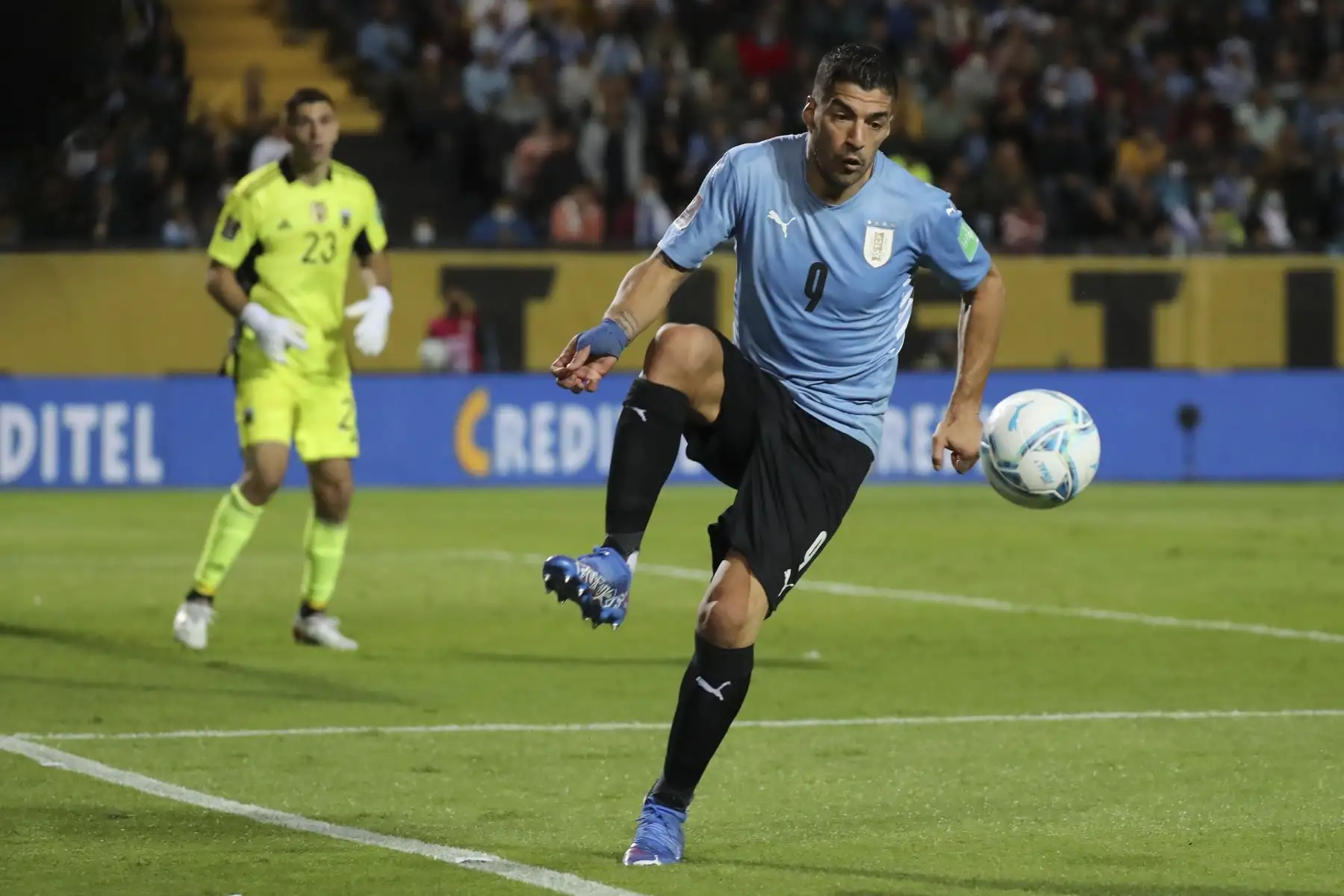 Luis Suárez de Uruguay controla el balón durante partido por las eliminatorias Catar 2022, en el estadio Campeón del Siglo en Montevideo. Foto: EFE
