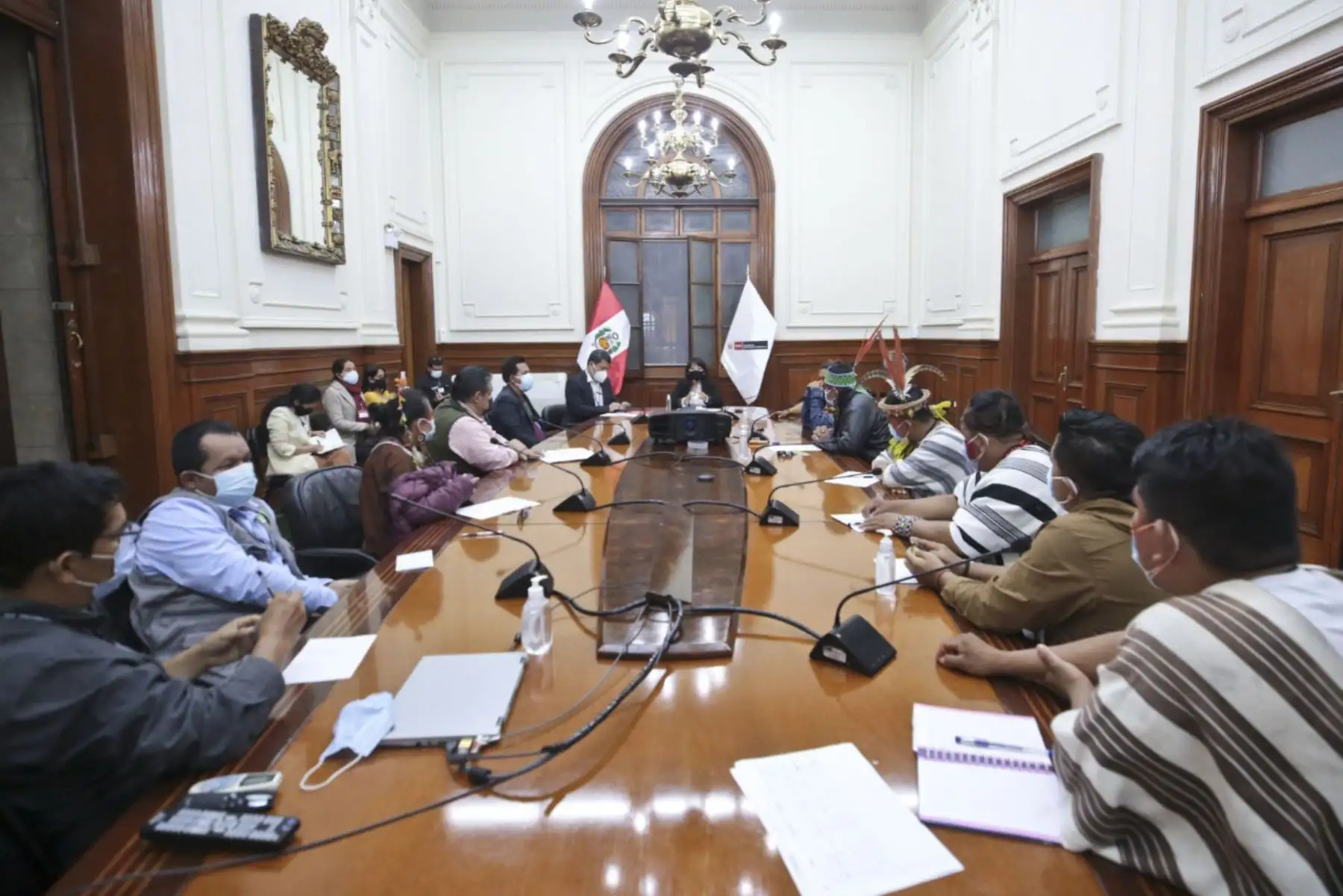 La presidenta del Consejo de Ministros, Mirtha Vásquez, se reunió esta tarde con líderes de organizaciones indígenas que conforman la Aidesep, para tratar demandas respecto a territorio, titulación y protección a defensores de la tierra. Foto: ANDINA/PCM