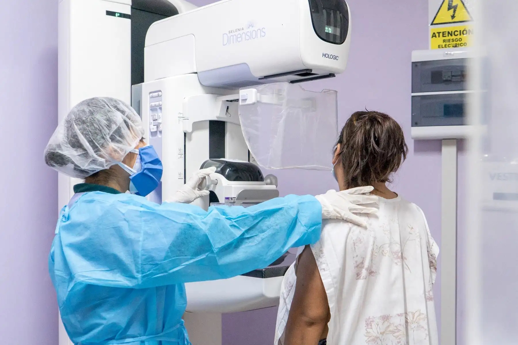 En el Perú, los casos más frecuentes de cáncer en hombres son las de cáncer de próstata y en las mujeres el cáncer de mama y de cuello uterino. ANDINA/Difusión