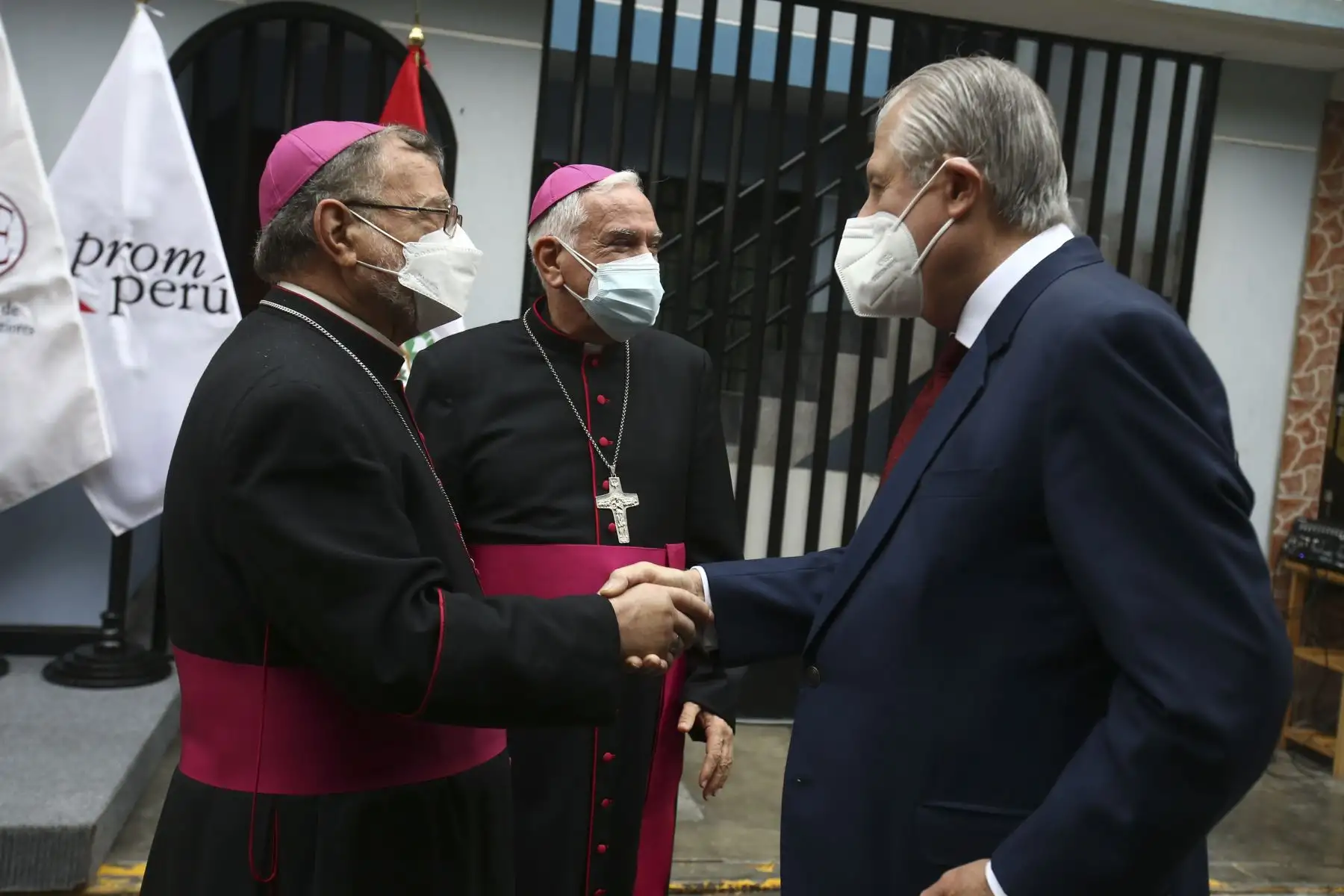 El canciller Oscar Maúrtua estuvo presente en la bendición del pesebre huancavelicano, junto al Gobernador Regional de Huancavelica, Maciste Díaz y el Nuncio Apostólico en el Perú, Nicola Girasoli. Foto: ANDINA/Vidal Tarqui