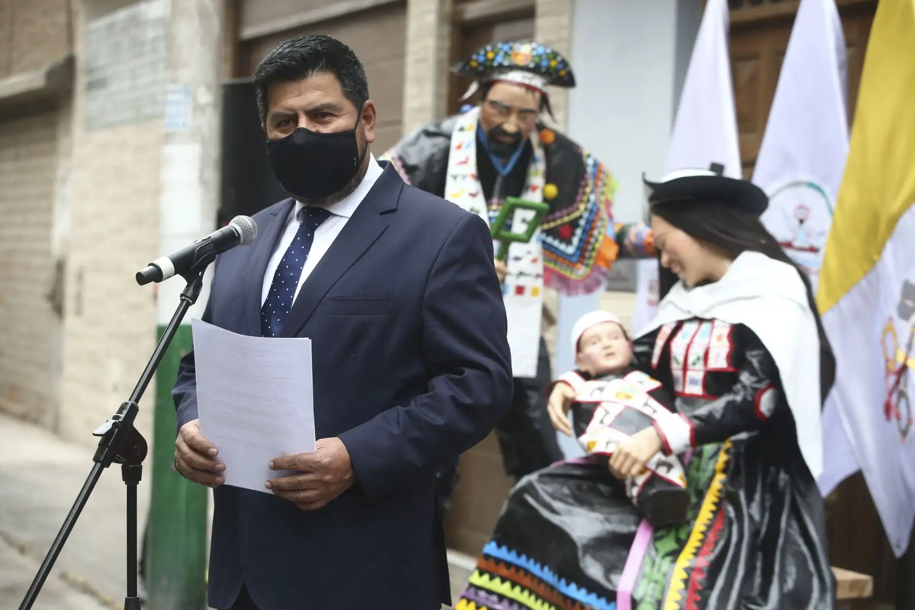 Bendicen las piezas del pesebre de la comunidad Chopcca-Huancavelica que partirán a Roma para su exposición en la Plaza de San Pedro del Vaticano durante la celebración de Navidad 2021. Foto: ANDINA/Vidal Tarqui