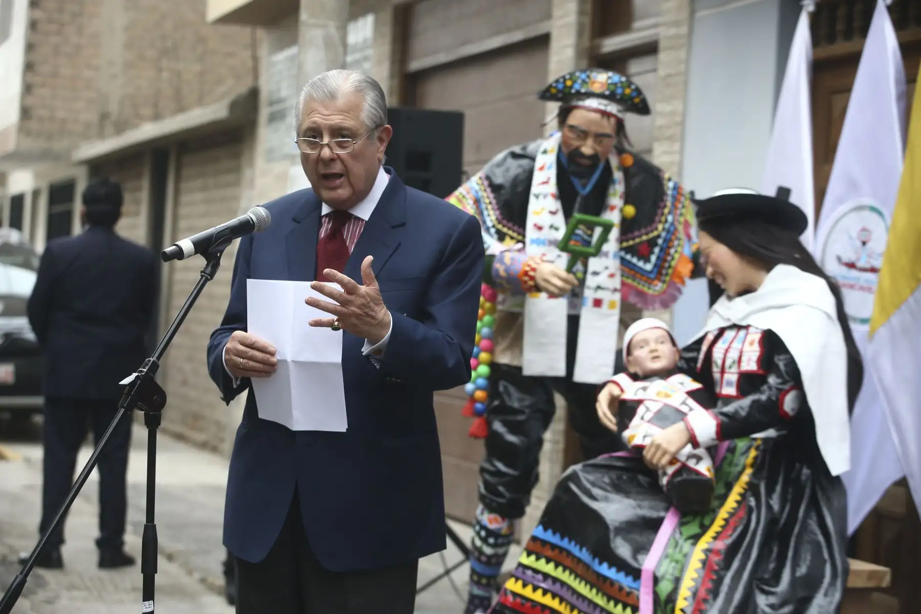 El canciller Oscar Maúrtua participó del acto simbólico junto al Gobernador Regional de Huancavelica, Maciste Díaz y el Nuncio Apostólico en el Perú, Nicola Girasoli. Foto: ANDINA/Tarqui Vidal