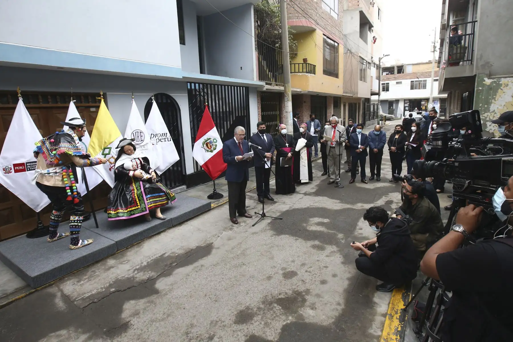 Bendicen las piezas del pesebre de la comunidad Chopcca-Huancavelica que partirán a Roma para su exposición en la Plaza de San Pedro del Vaticano durante la celebración de Navidad 2021. Foto: ANDINA/Vidal Tarqui