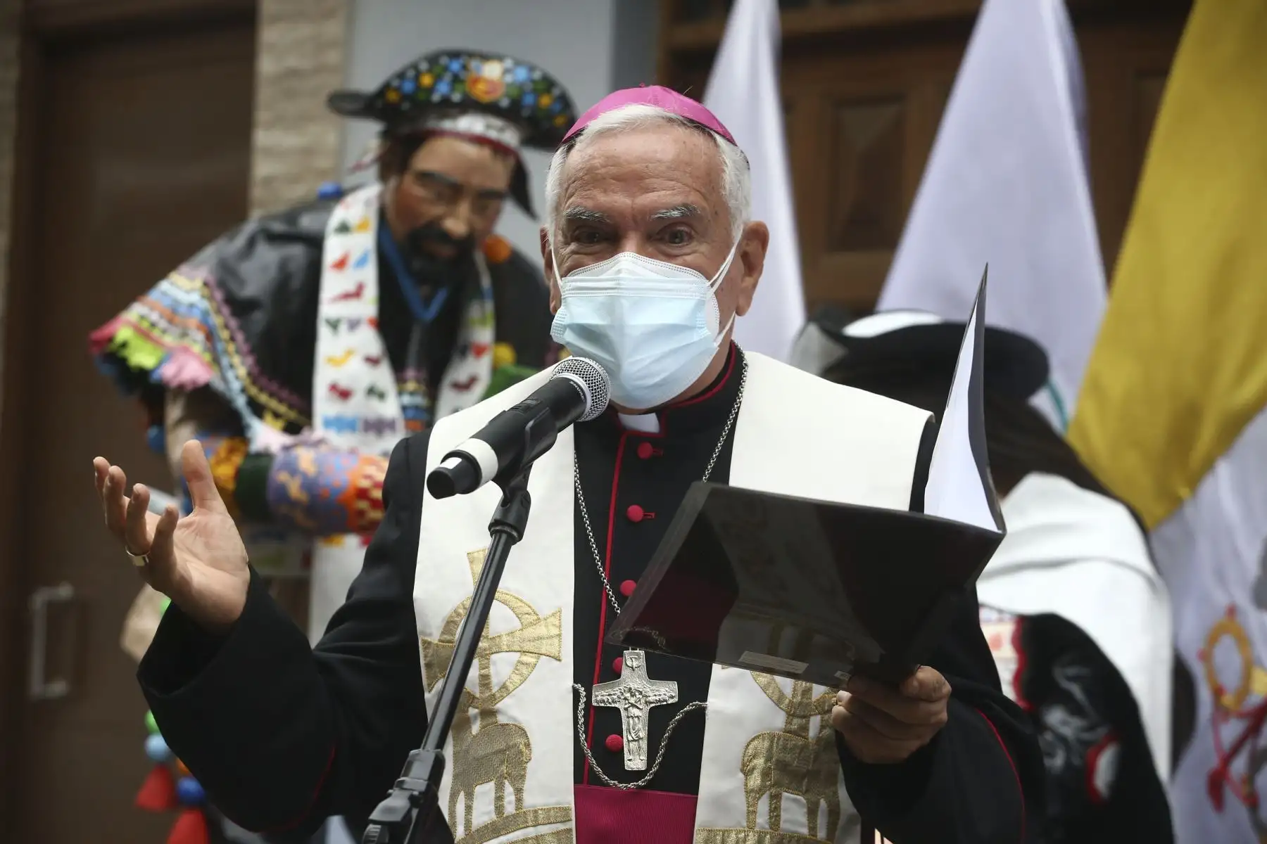 El canciller Oscar Maúrtua estuvo presente en la bendición del pesebre huancavelicano, junto al Gobernador Regional de Huancavelica, Maciste Díaz y el Nuncio Apostólico en el Perú, Nicola Girasoli. Foto: ANDINA/Vidal Tarqui