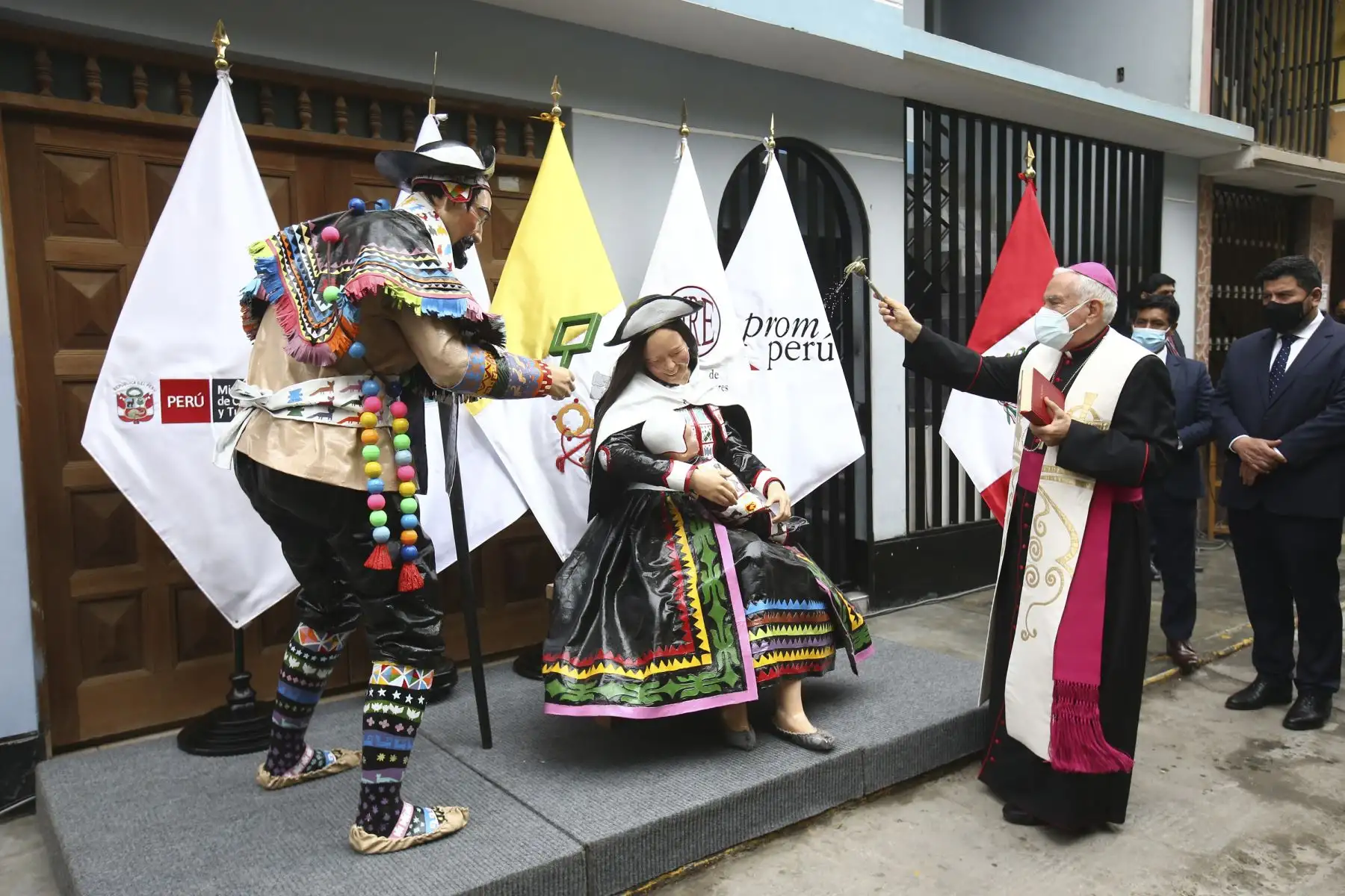 Bendicen las piezas del pesebre de la comunidad Chopcca-Huancavelica que partirán a Roma para su exposición en la Plaza de San Pedro del Vaticano durante la celebración de Navidad 2021. Foto: ANDINA/Vidal Tarqui