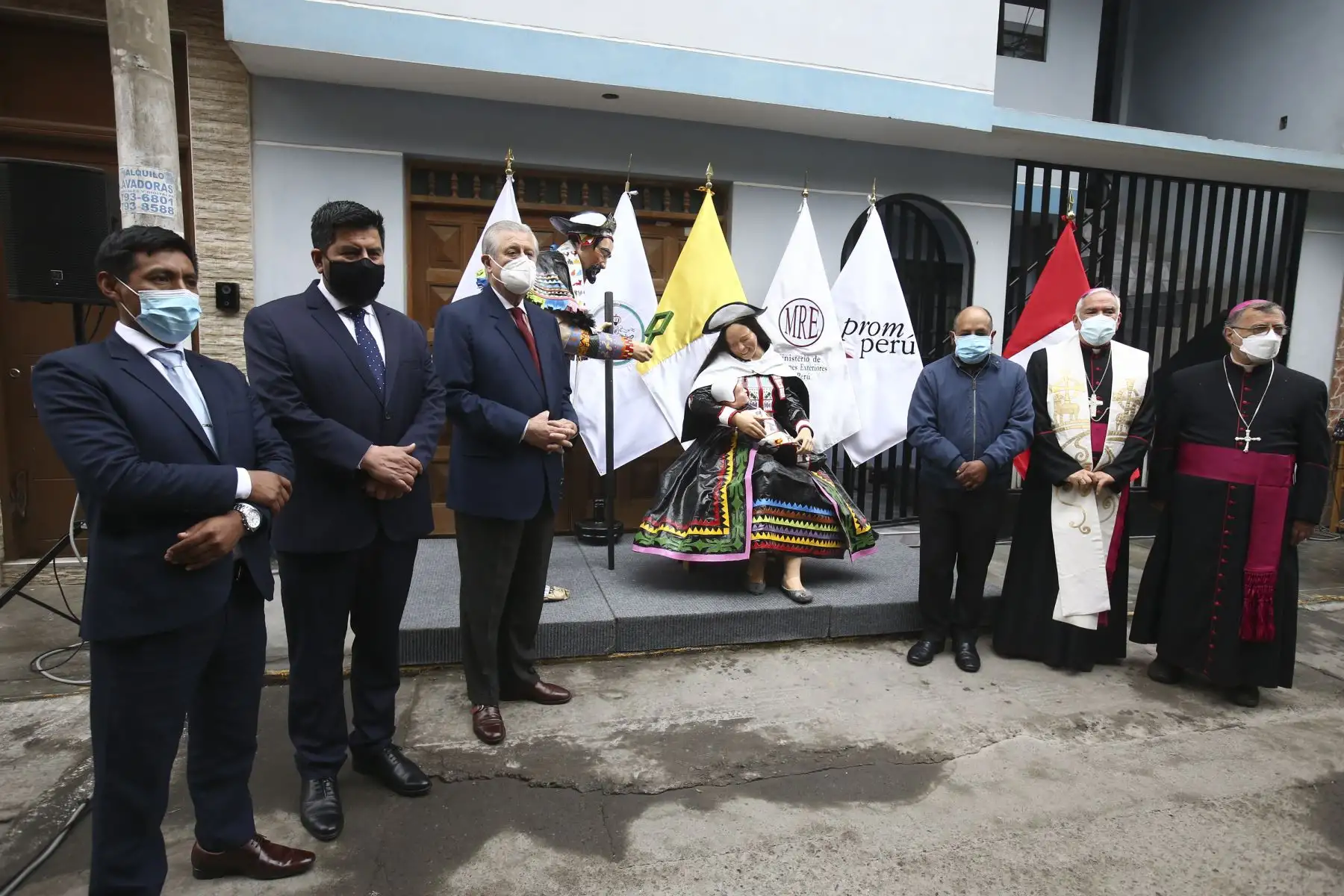 El canciller Oscar Maúrtua estuvo presente en la bendición del pesebre huancavelicano, junto al Gobernador Regional de Huancavelica, Maciste Díaz y el Nuncio Apostólico en el Perú, Nicola Girasoli. Foto: ANDINA/Vidal Tarqui
