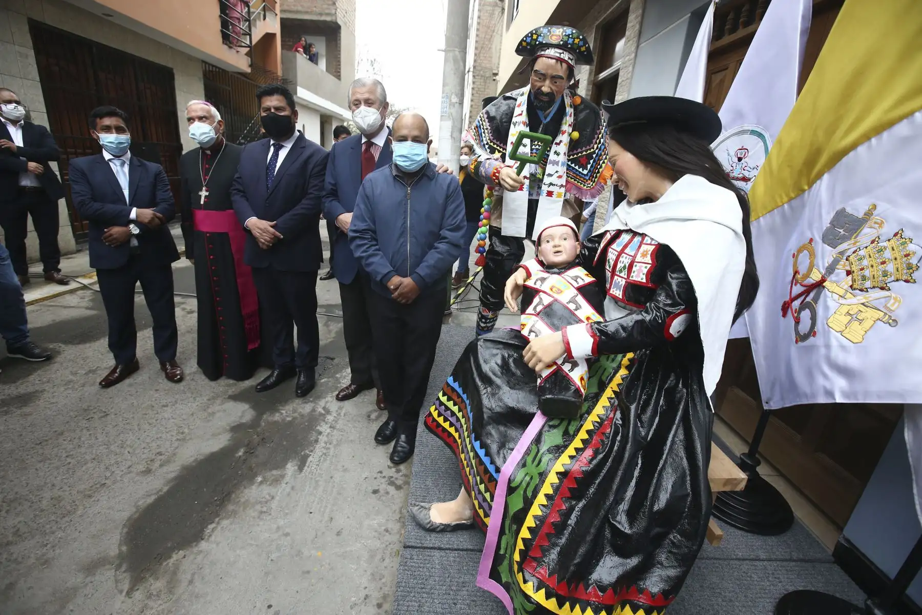 Bendicen las piezas del pesebre de la comunidad Chopcca-Huancavelica que partirán a Roma para su exposición en la Plaza de San Pedro del Vaticano durante la celebración de Navidad 2021. Foto: ANDINA/Vidal Tarqui