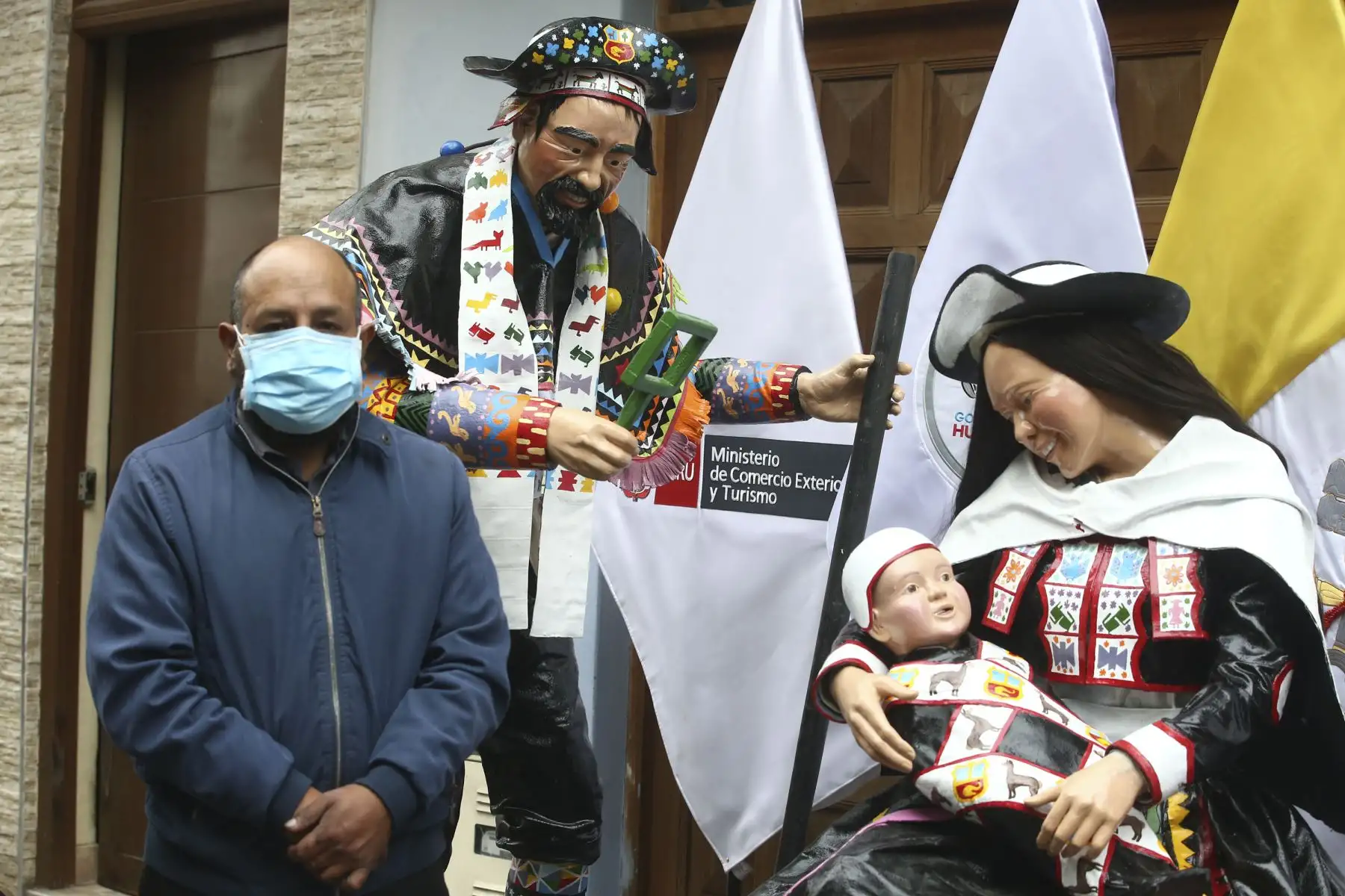 El canciller Oscar Maúrtua estuvo presente en la bendición del pesebre huancavelicano, junto al Gobernador Regional de Huancavelica, Maciste Díaz y el Nuncio Apostólico en el Perú, Nicola Girasoli. Foto: ANDINA/Vidal Tarqui