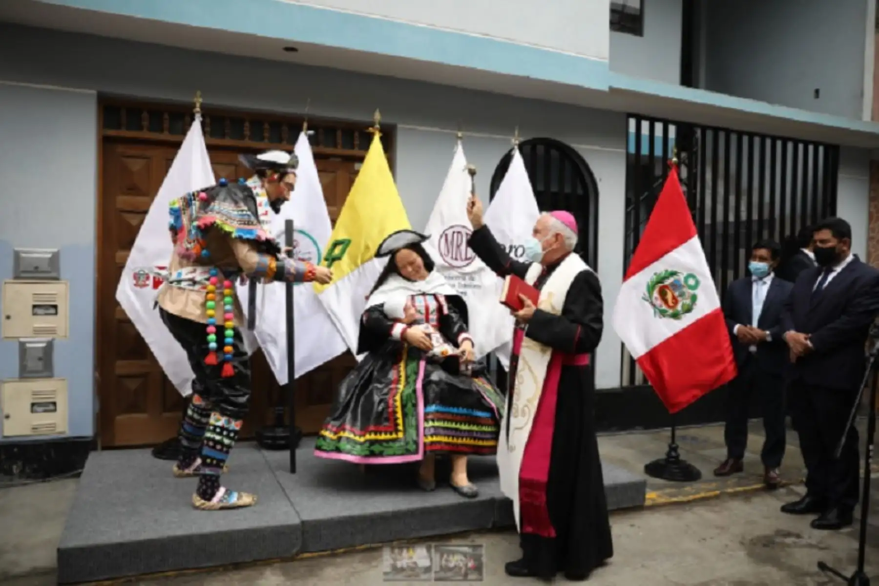 El tradicional pesebre de arte popular huancavelicano, que será el símbolo de las celebraciones de Navidad 2021 en la Plaza de San Pedro en el Vaticano, fue bendecido por el nuncio apostólico de la Santa Sede en Perú, Nicola Girasoli,