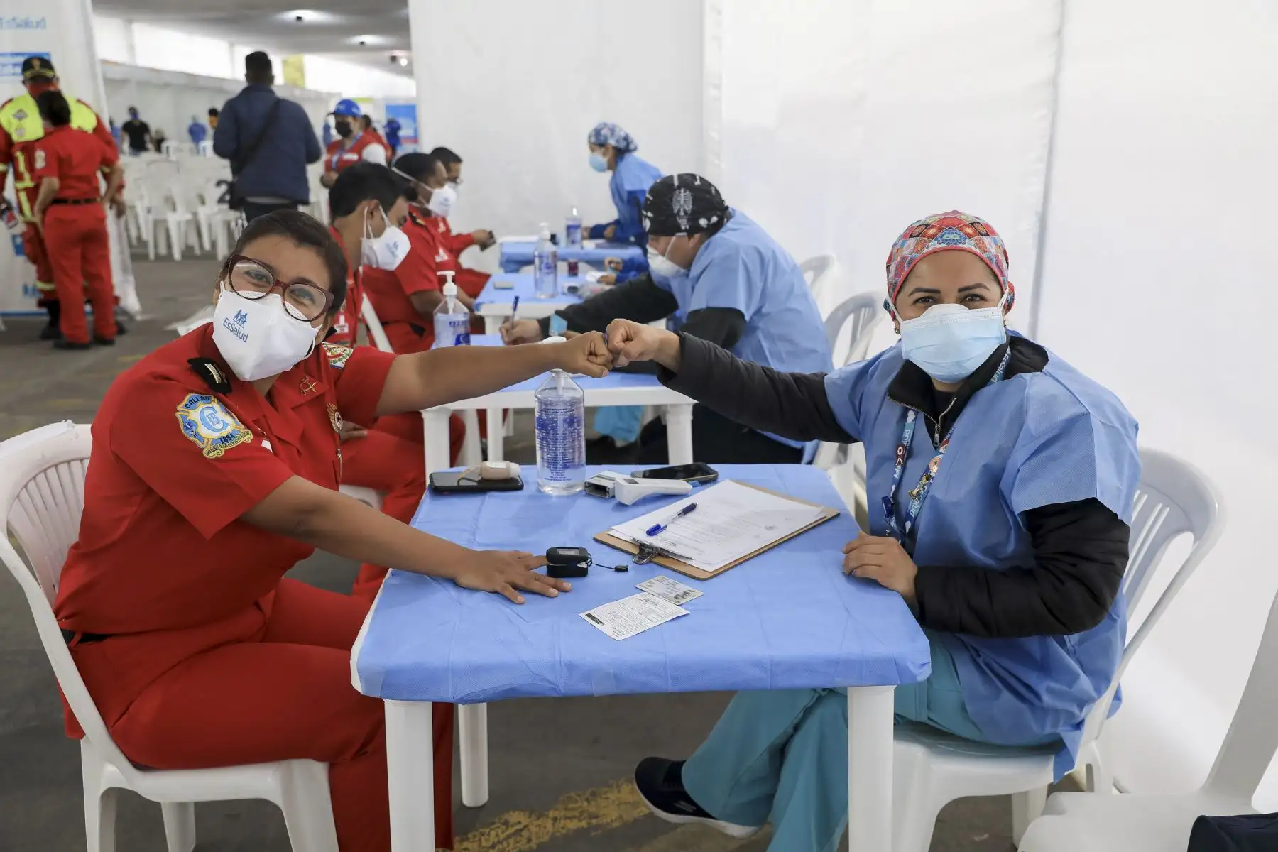 Serán alrededor de 2570 efectivos del Cuerpo de Bomberos que recibirán la dosis de refuerzo en una jornada de vacunación que durará 24 horas ininterrumpidas. Foto: Essalud