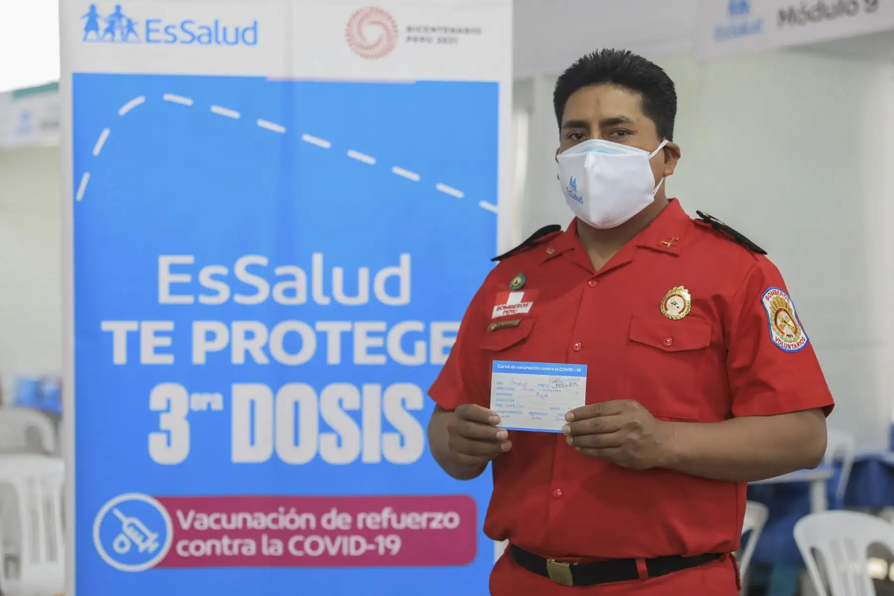 Miembros del Cuerpo General de Bomberos Voluntario del Perú recibieron la tercera dosis de la vacuna contra la covid-19, en el vacunatorio Miller de Essalud. Foto: Essalud