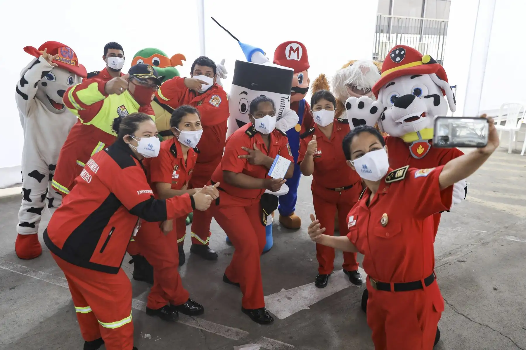 Miembros del Cuerpo General de Bomberos Voluntario del Perú recibieron la tercera dosis de la vacuna contra la covid-19, en el vacunatorio Miller de Essalud. Foto: Essalud