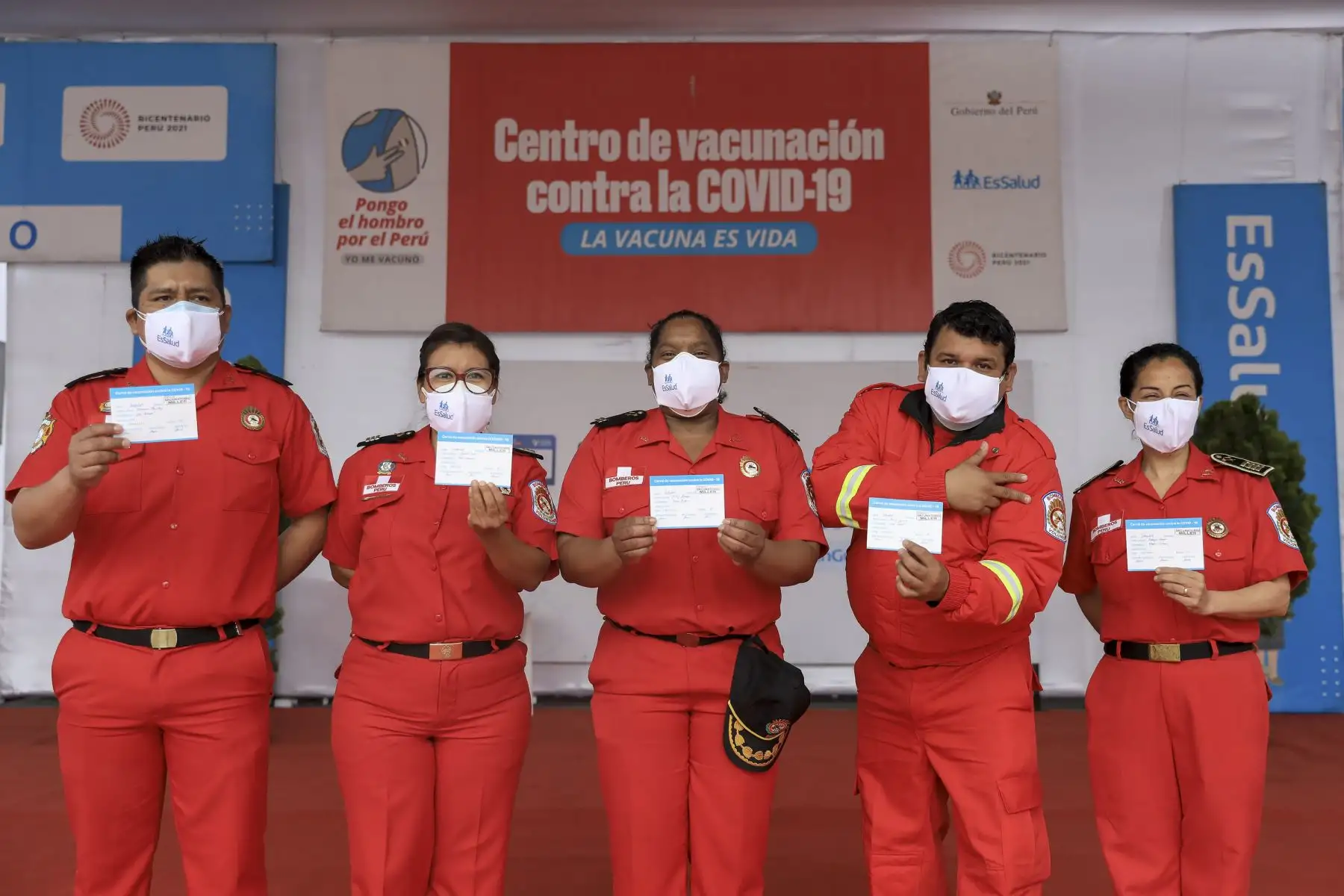 Miembros del Cuerpo General de Bomberos Voluntario del Perú recibieron la tercera dosis de la vacuna contra la covid-19, en el vacunatorio Miller de Essalud. Foto: Essalud