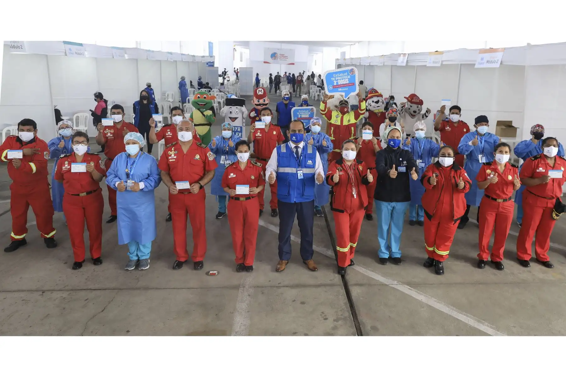 Serán alrededor de 2570 efectivos del Cuerpo de Bomberos que recibirán la dosis de refuerzo en una jornada de vacunación que durará 24 horas ininterrumpidas. Foto: Essalud