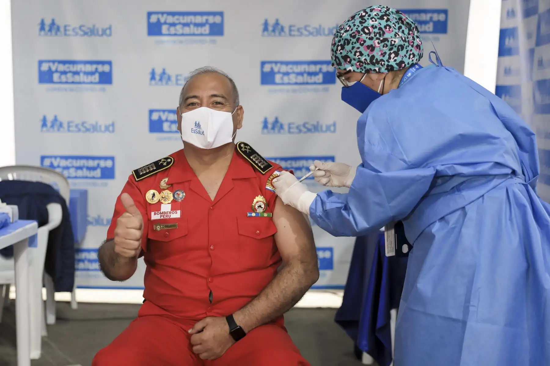 Serán alrededor de 2570 efectivos del Cuerpo de Bomberos que recibirán la dosis de refuerzo en una jornada de vacunación que durará 24 horas ininterrumpidas. Foto: Essalud