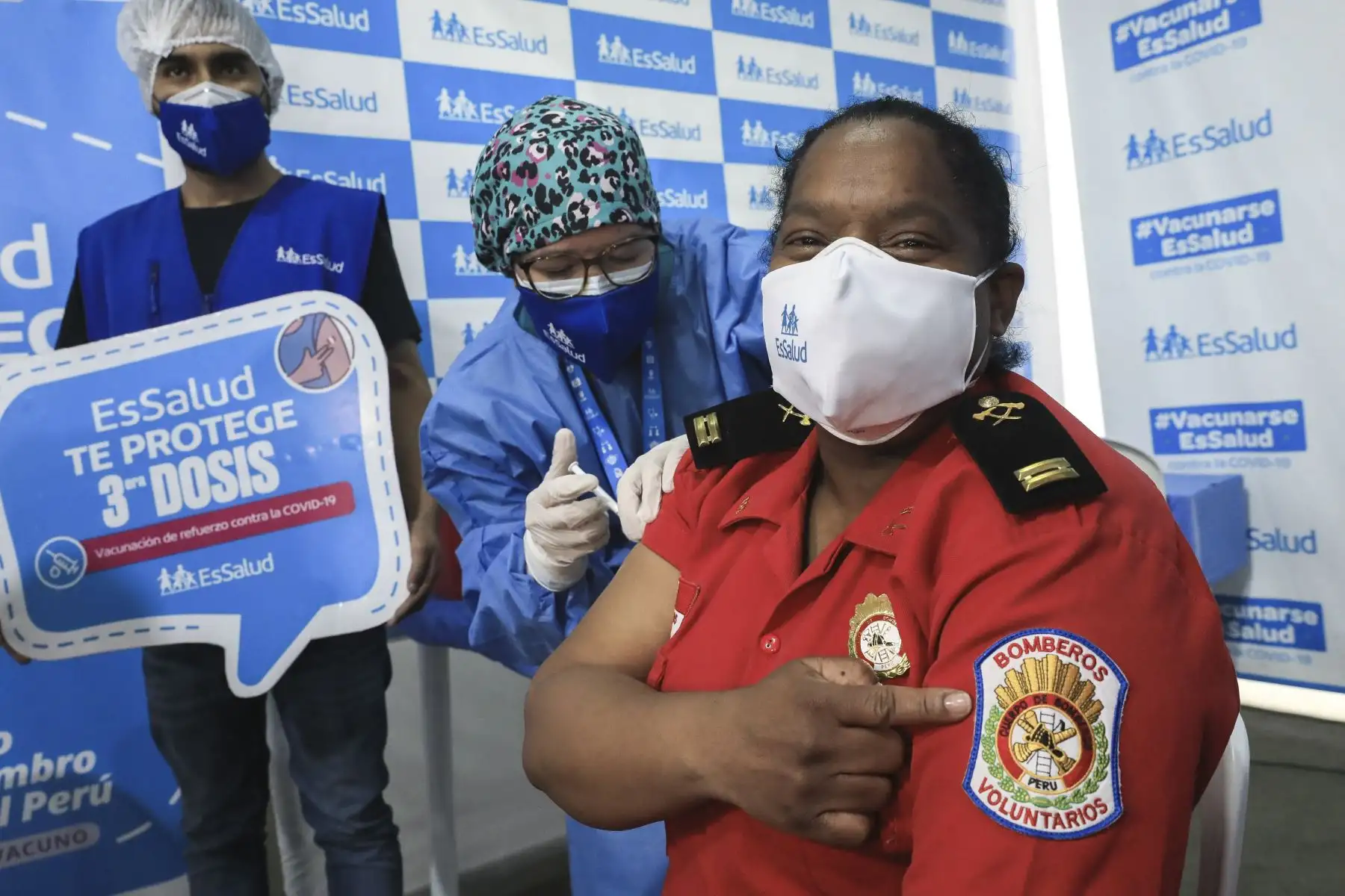 Miembros del Cuerpo General de Bomberos Voluntario del Perú recibieron la tercera dosis de la vacuna contra la covid-19, en el vacunatorio Miller de Essalud. Foto: Essalud