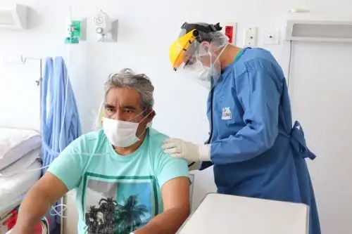 "Cuando más severa ha sido la enfermedad por el nuevo coronavirus, mayor es la probabilidad de que el paciente tenga dificultades posteriores", dijo el doctor Gayoso. Foto: ANDINA/difusión.