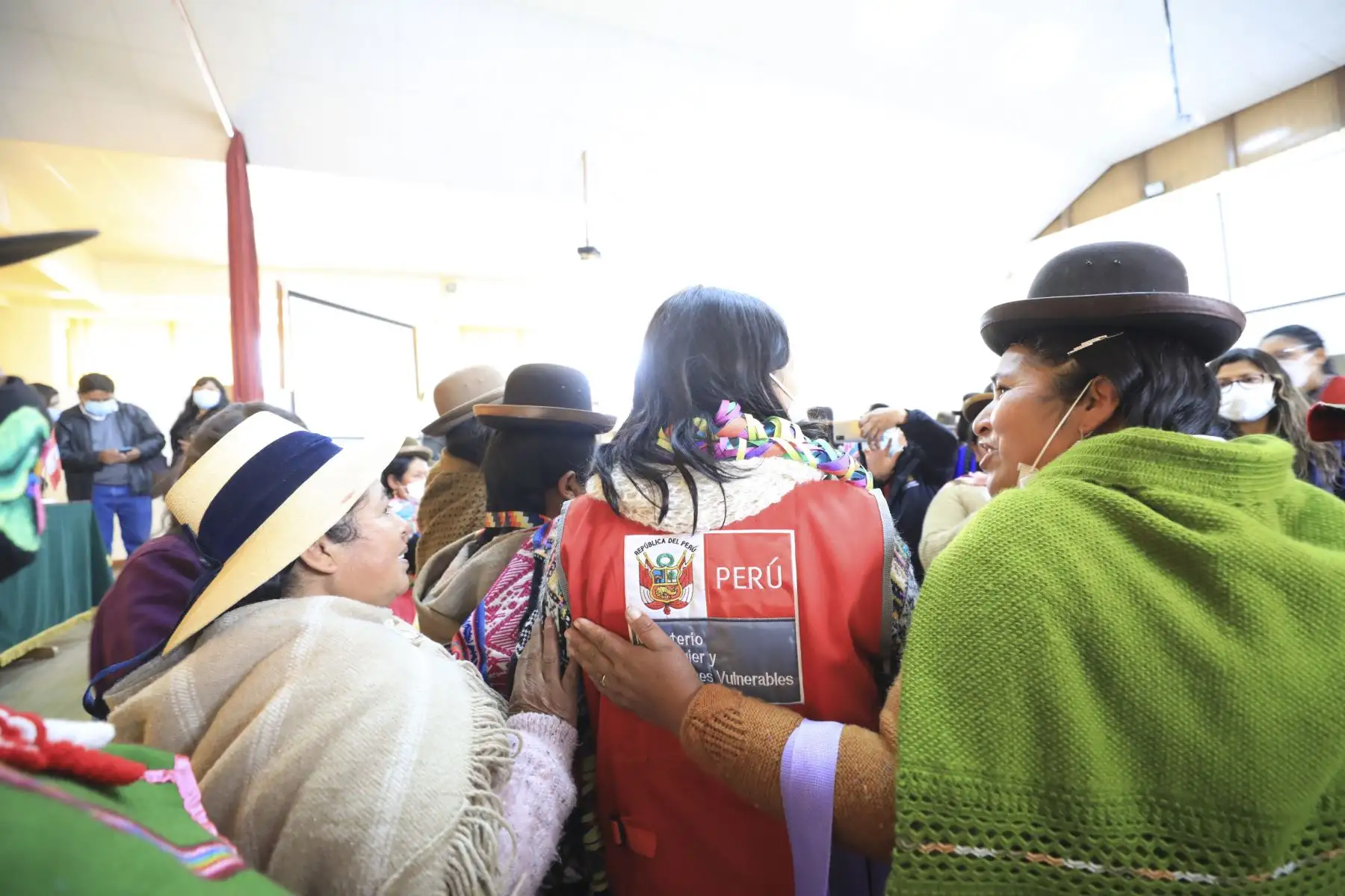 La ministra de la Mujer y Poblaciones Vulnerables, Anahí Durand, recogió las propuestas y demandas de las mujeres organizadas de la región Puno. En el evento Dialogando Juntas, las participantes expresaron las diferentes necesidades de sus organizaciones, que se han agudizado con la pandemia. Foto: MIMP