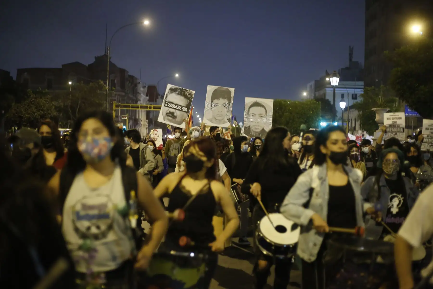 Ciudadanos se movilizan por las calles del Centro de Lima exigiendo justicia para Inti y Bryan, a un año de su muerte. Foto: ANDINA/Renato Pajuelo