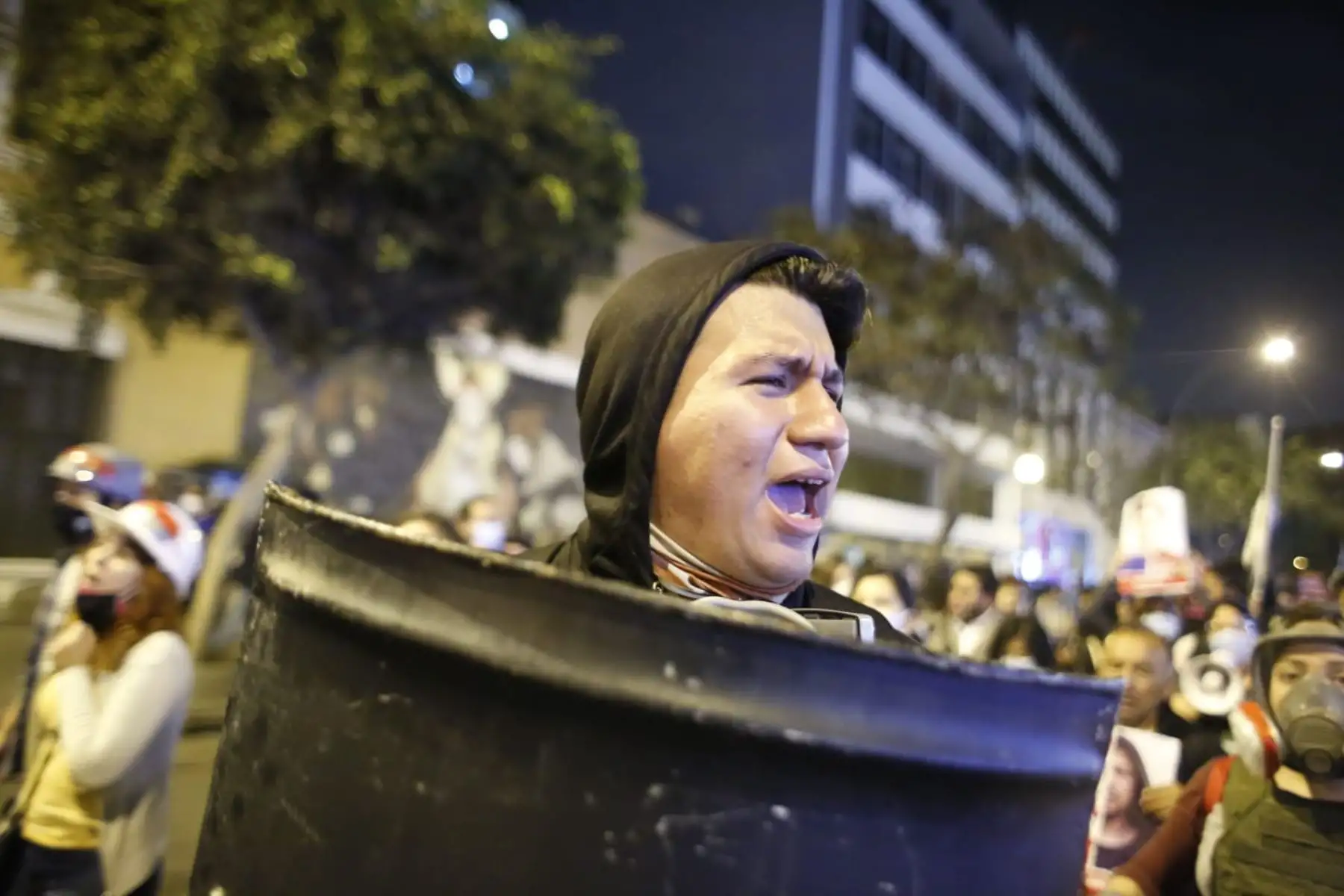 Ciudadanos se movilizan por las calles del Centro de Lima exigiendo justicia para Inti y Bryan, a un año de su muerte. Foto: ANDINA/Renato Pajuelo