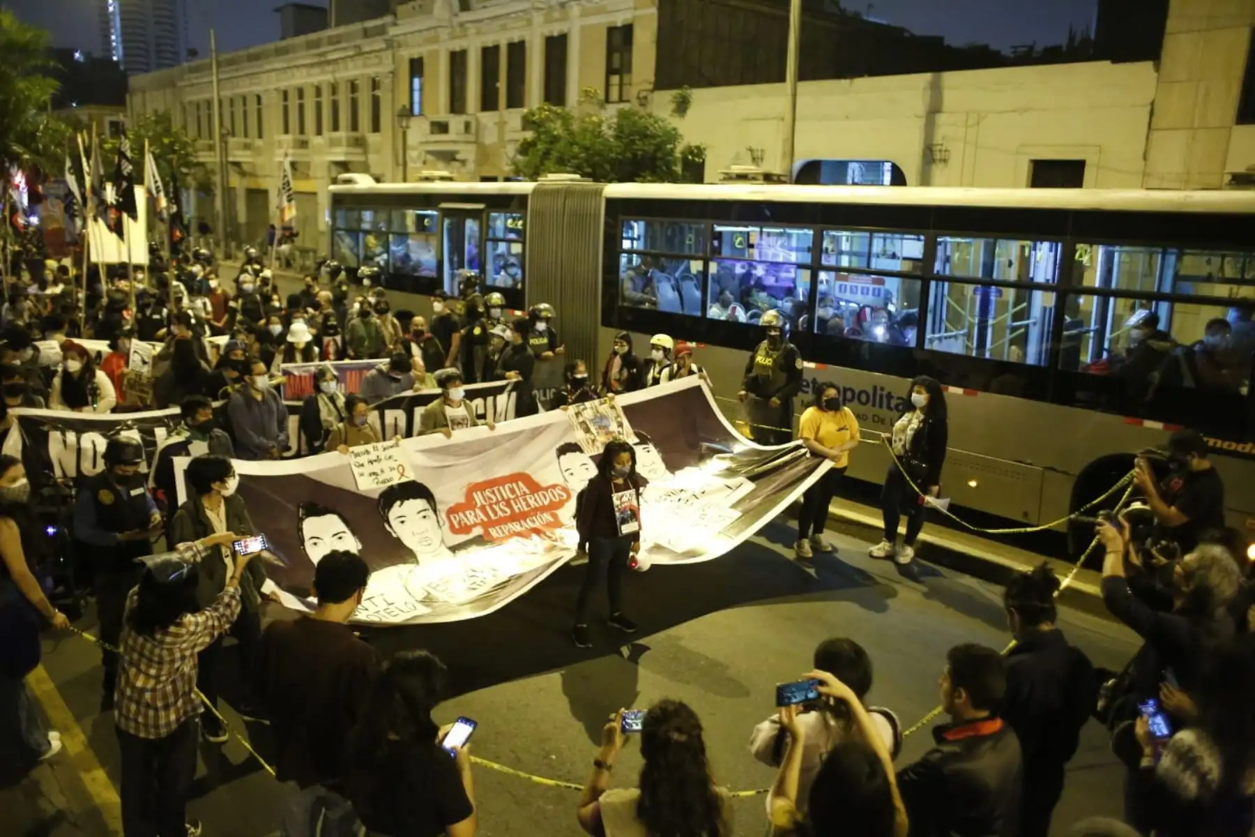 Ciudadanos se movilizan por las calles del Centro de Lima exigiendo justicia para Inti y Bryan, a un año de su muerte. Foto: ANDINA/Renato Pajuelo