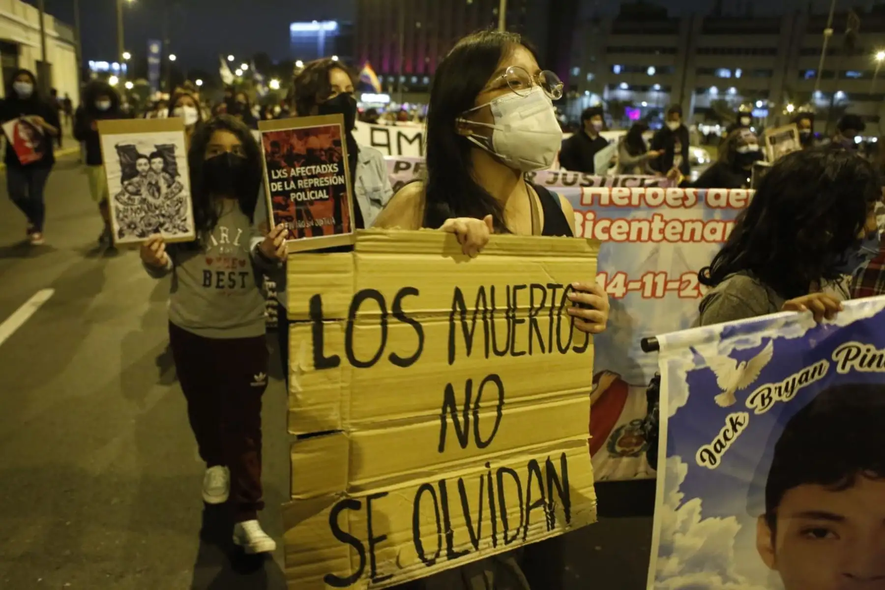 Ciudadanos se movilizan por las calles del Centro de Lima exigiendo justicia para Inti y Bryan, a un año de su muerte. Foto: ANDINA/Renato Pajuelo
