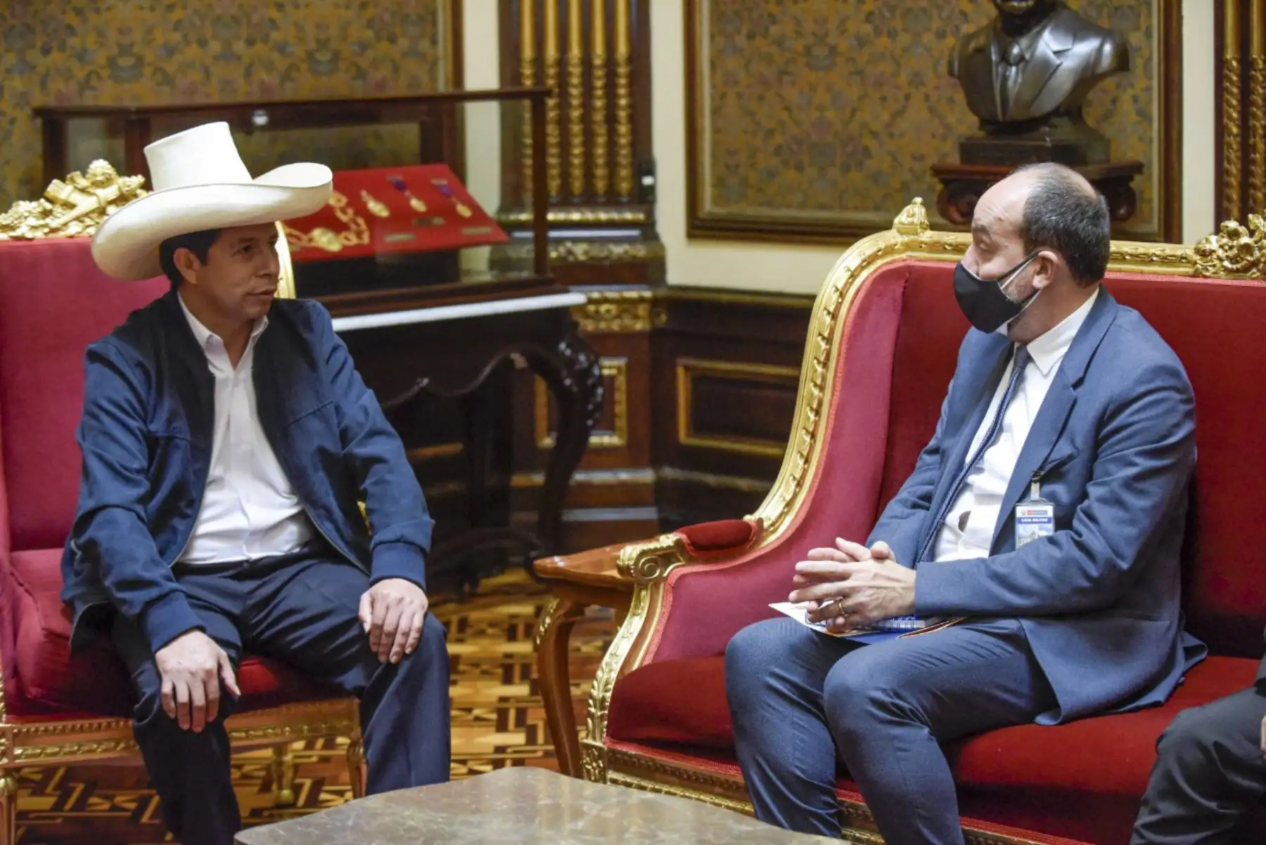 El presidente de la República, Pedro Castillo, sostuvo hoy una reunión con el director de la Oficina de la Organización Internacional de Trabajo (OIT) para los Países Andinos, Ítalo Cardona; el director Regional de la Organización Internacional de Trabajo (OIT) para toda América Latina y el Caribe, Vinicius Pinheiro; y la ministra de Trabajo y Promoción del Empleo, Betssy Chávez, en Palacio de Gobierno. Foto: ANDINA/Prensa Presidencia