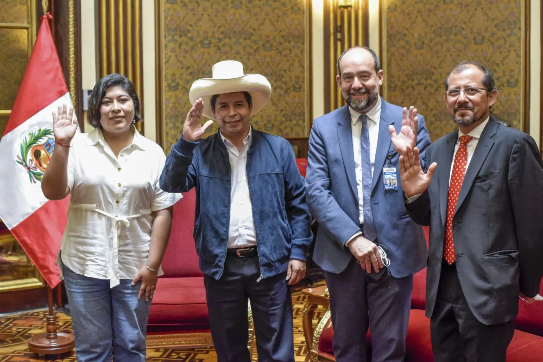 El presidente de la República, Pedro Castillo, sostuvo hoy una reunión con el director de la Oficina de la Organización Internacional de Trabajo (OIT) para los Países Andinos, Ítalo Cardona; el director Regional de la Organización Internacional de Trabajo (OIT) para toda América Latina y el Caribe, Vinicius Pinheiro; y la ministra de Trabajo y Promoción del Empleo, Betssy Chávez, en Palacio de Gobierno. Foto: ANDINA/Prensa Presidencia
