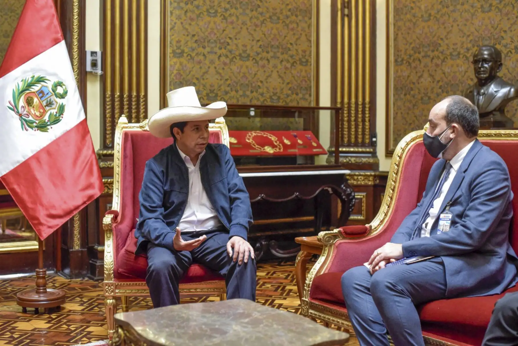 El presidente de la República, Pedro Castillo, sostuvo hoy una reunión con el director de la Oficina de la Organización Internacional de Trabajo (OIT) para los Países Andinos, Ítalo Cardona; el director Regional de la Organización Internacional de Trabajo (OIT) para toda América Latina y el Caribe, Vinicius Pinheiro; y la ministra de Trabajo y Promoción del Empleo, Betssy Chávez, en Palacio de Gobierno. Foto: ANDINA/Prensa Presidencia