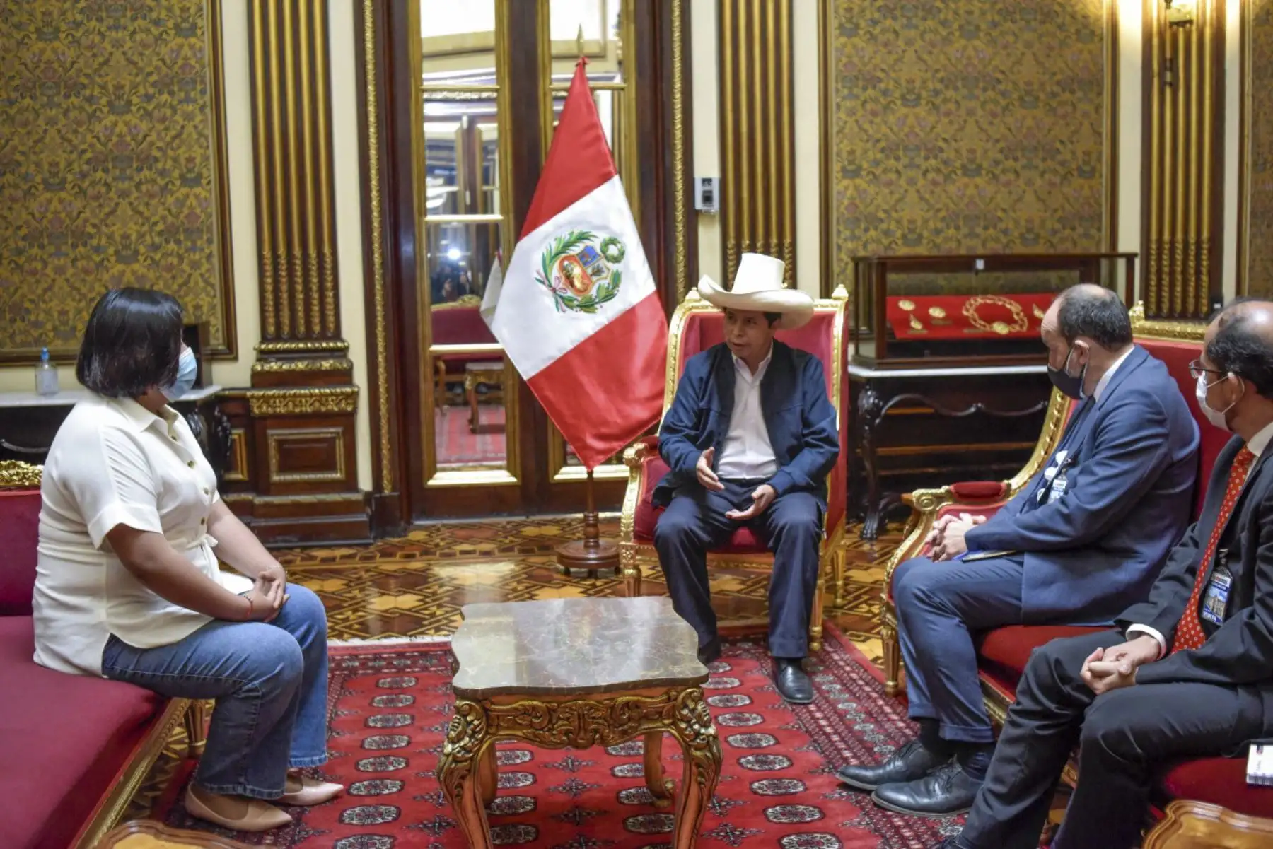 El presidente de la República, Pedro Castillo, sostuvo hoy una reunión con el director de la Oficina de la Organización Internacional de Trabajo (OIT) para los Países Andinos, Ítalo Cardona; el director Regional de la Organización Internacional de Trabajo (OIT) para toda América Latina y el Caribe, Vinicius Pinheiro; y la ministra de Trabajo y Promoción del Empleo, Betssy Chávez, en Palacio de Gobierno. Foto: ANDINA/Prensa Presidencia