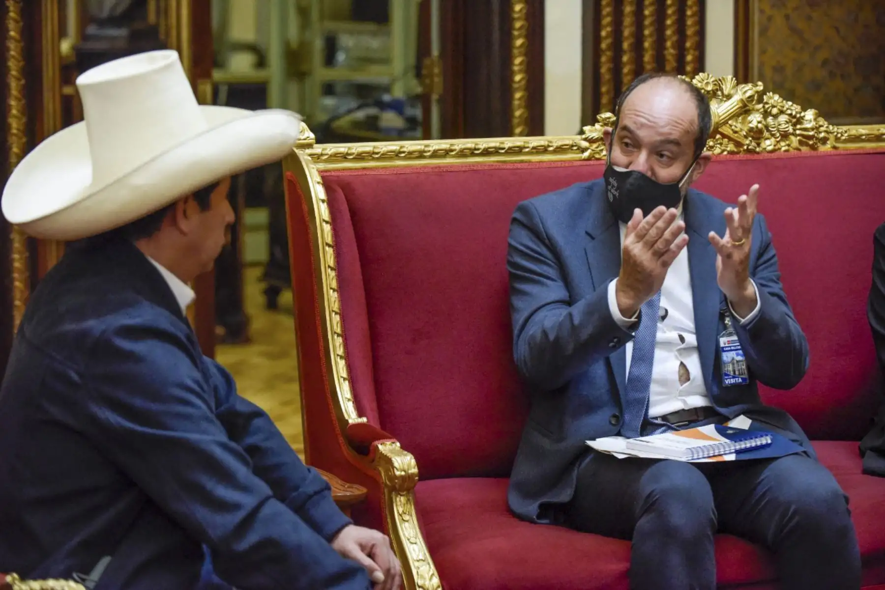 El presidente de la República, Pedro Castillo, sostuvo hoy una reunión con el director de la Oficina de la Organización Internacional de Trabajo (OIT) para los Países Andinos, Ítalo Cardona; el director Regional de la Organización Internacional de Trabajo (OIT) para toda América Latina y el Caribe, Vinicius Pinheiro; y la ministra de Trabajo y Promoción del Empleo, Betssy Chávez, en Palacio de Gobierno. Foto: ANDINA/Prensa Presidencia