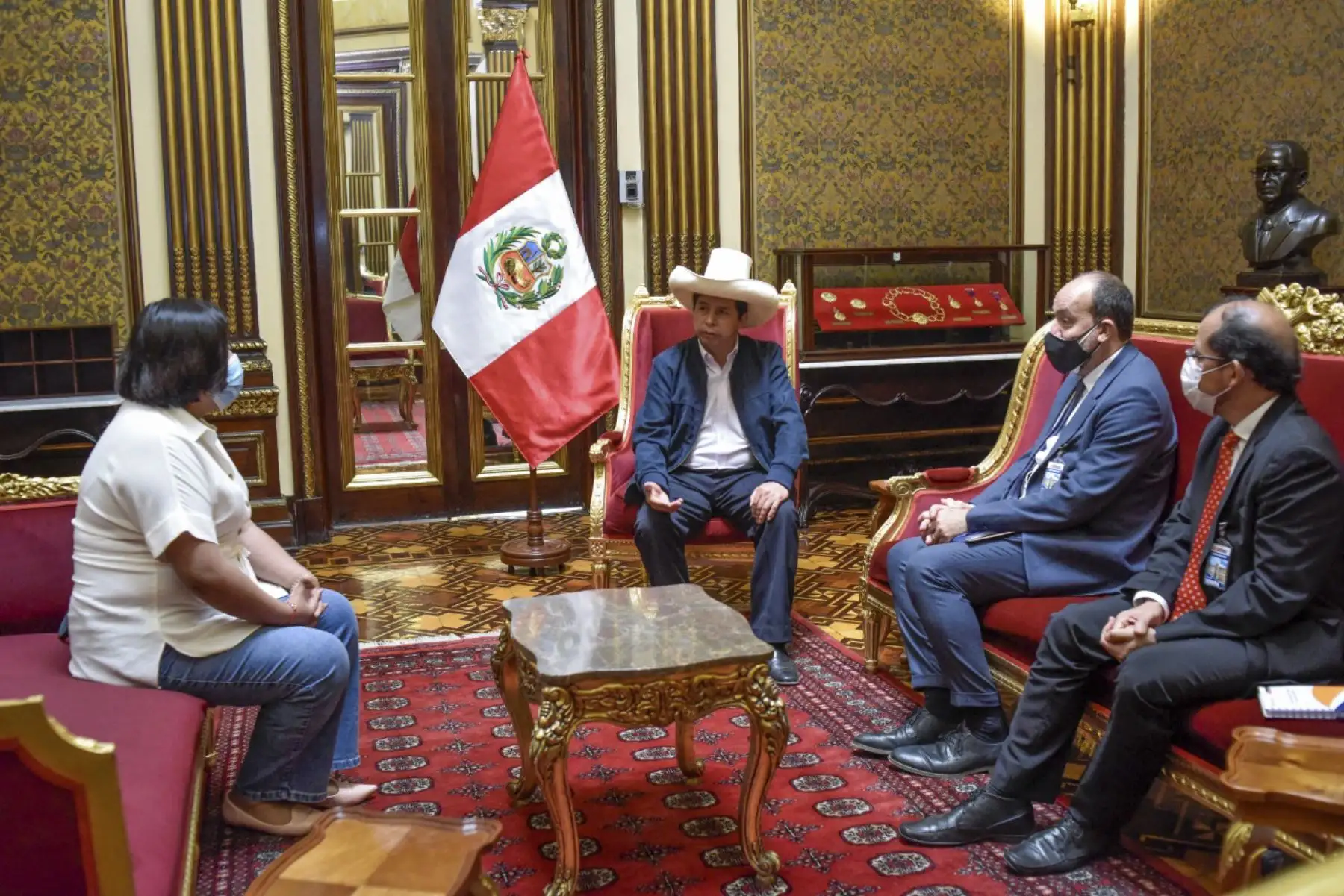 El presidente de la República, Pedro Castillo, sostuvo hoy una reunión con el director de la Oficina de la Organización Internacional de Trabajo (OIT) para los Países Andinos, Ítalo Cardona; el director Regional de la Organización Internacional de Trabajo (OIT) para toda América Latina y el Caribe, Vinicius Pinheiro; y la ministra de Trabajo y Promoción del Empleo, Betssy Chávez, en Palacio de Gobierno. Foto: ANDINA/Prensa Presidencia