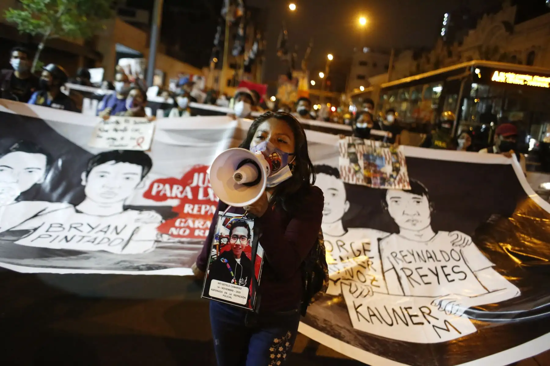 Ciudadanos se movilizan por las calles del Centro de Lima a un año de la muerte de Inti y Bryan. Foto: ANDINA/Renato Pajuelo
