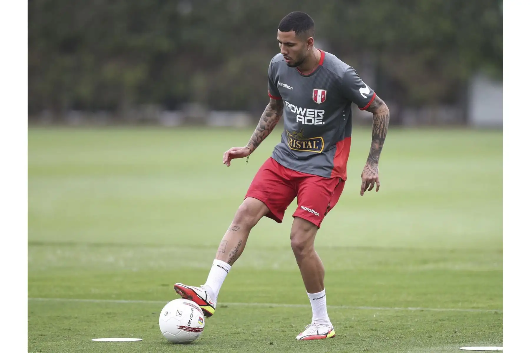 Sergio Peña de la Selección peruana realiza sus entrenamientos en la Videna previo al encuentro ante Venezuela, en la ciudad de Caracas, por las Eliminatorias Qatar 2022. Foto: FPF