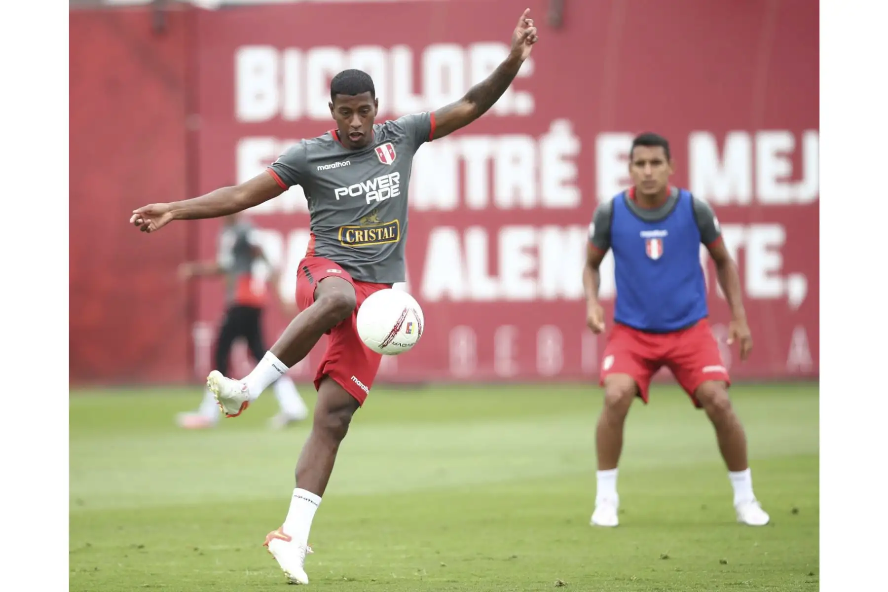 Miguel Araujo de la Selección peruana realiza sus entrenamientos en la Videna previo al encuentro ante Venezuela, en la ciudad de Caracas, por las Eliminatorias Qatar 2022. Foto: FPF