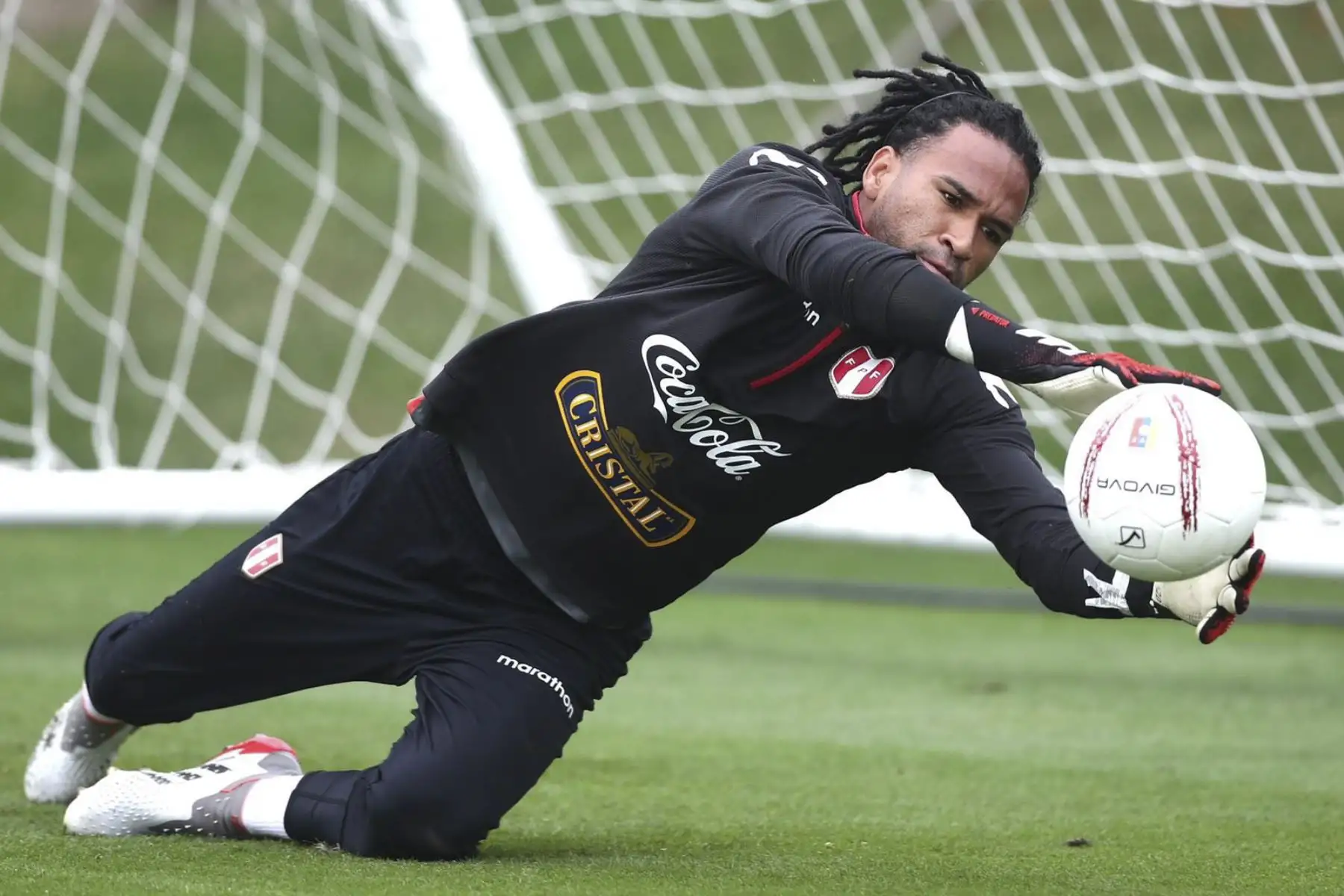 Pedro Gallese de la Selección peruana realiza sus entrenamientos en la Videna previo al encuentro ante Venezuela, en la ciudad de Caracas, por las Eliminatorias Qatar 2022. Foto: FPF