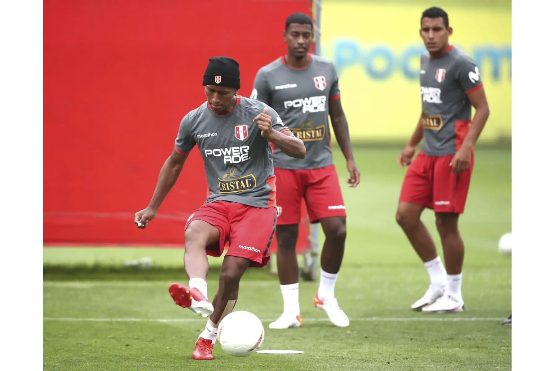 Pedro Aquino de la Selección peruana realiza sus entrenamientos en la Videna previo al encuentro ante Venezuela, en la ciudad de Caracas, por las Eliminatorias Qatar 2022. Foto: FPF