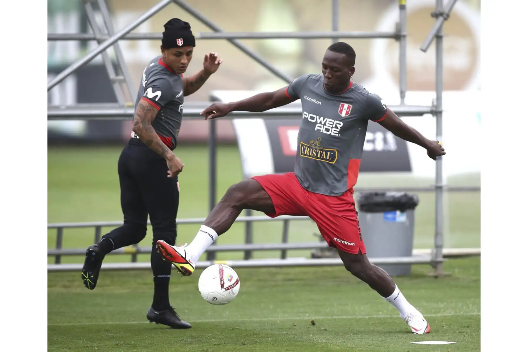 Luis Advíncula y Yoshimar Yotún de la Selección peruana realizan sus entrenamientos en la Videna previo al encuentro ante Venezuela, en la ciudad de Caracas, por las Eliminatorias Qatar 2022. Foto: FPF