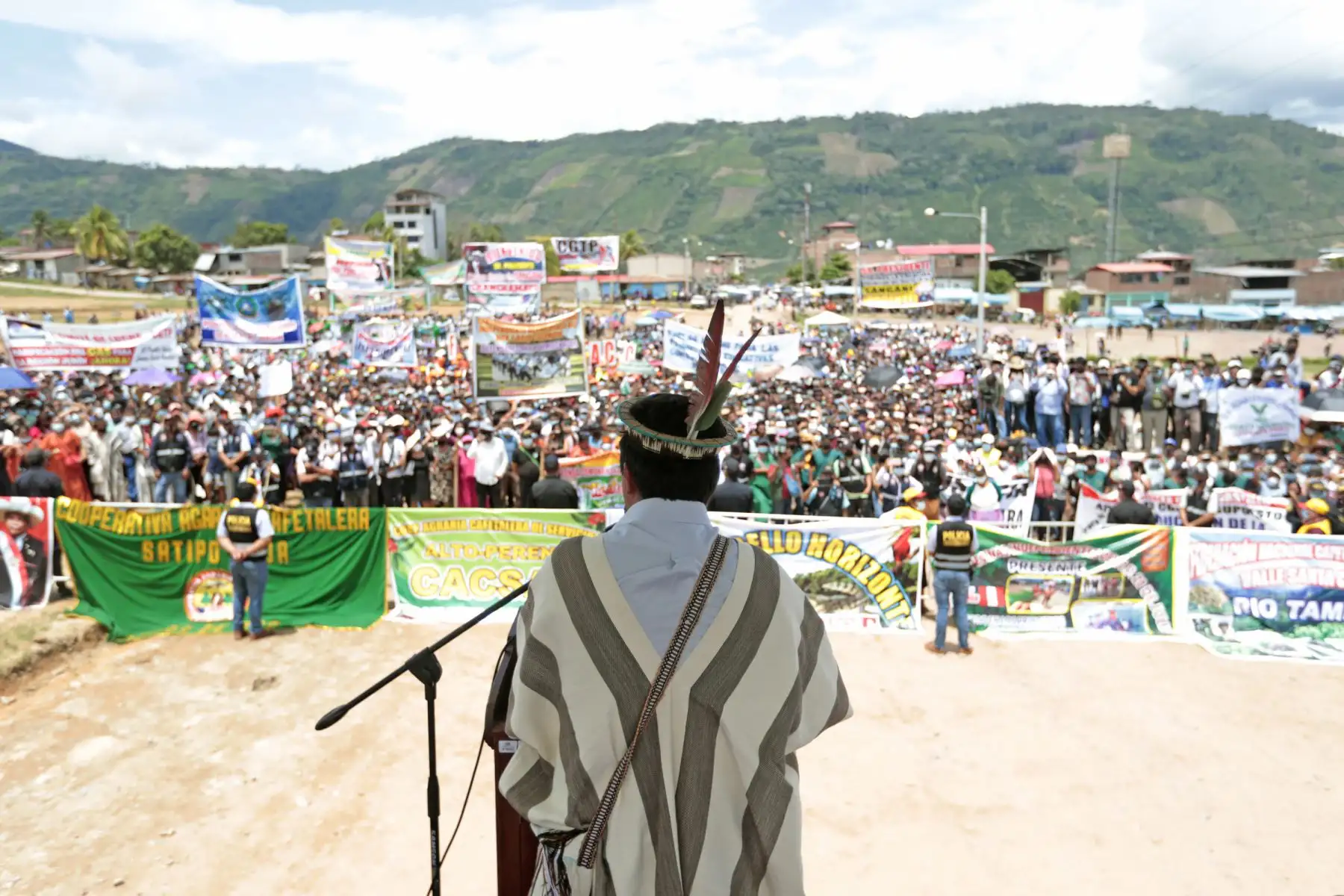 El presidente Pedro Castillo se reúne con organizaciones de productores y autoridades locales de Junín, en la Cumbre Regional Amazónica, que se desarrolla en el distrito de Perené. Foto: ANDINA/Prensa Presidencia