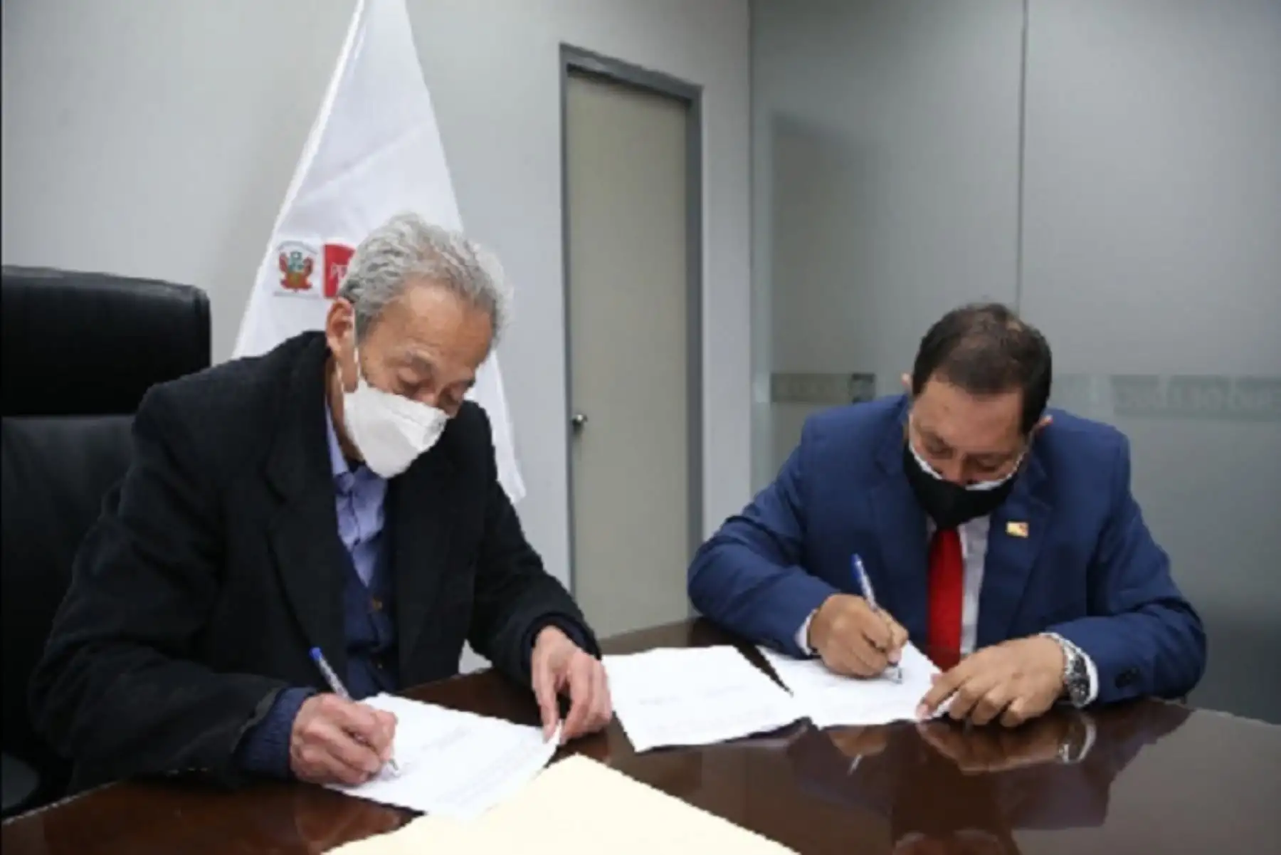 Se acordó también garantizar las condiciones necesarias de infraestructura y equipamiento, sanitarias, pedagógicas, presupuestales y de personal docente y administrativo, para asegurar la educación semipresencial y presencial al 100% en el mes de marzo del 2022, acogiendo las experiencias propias de cada región.