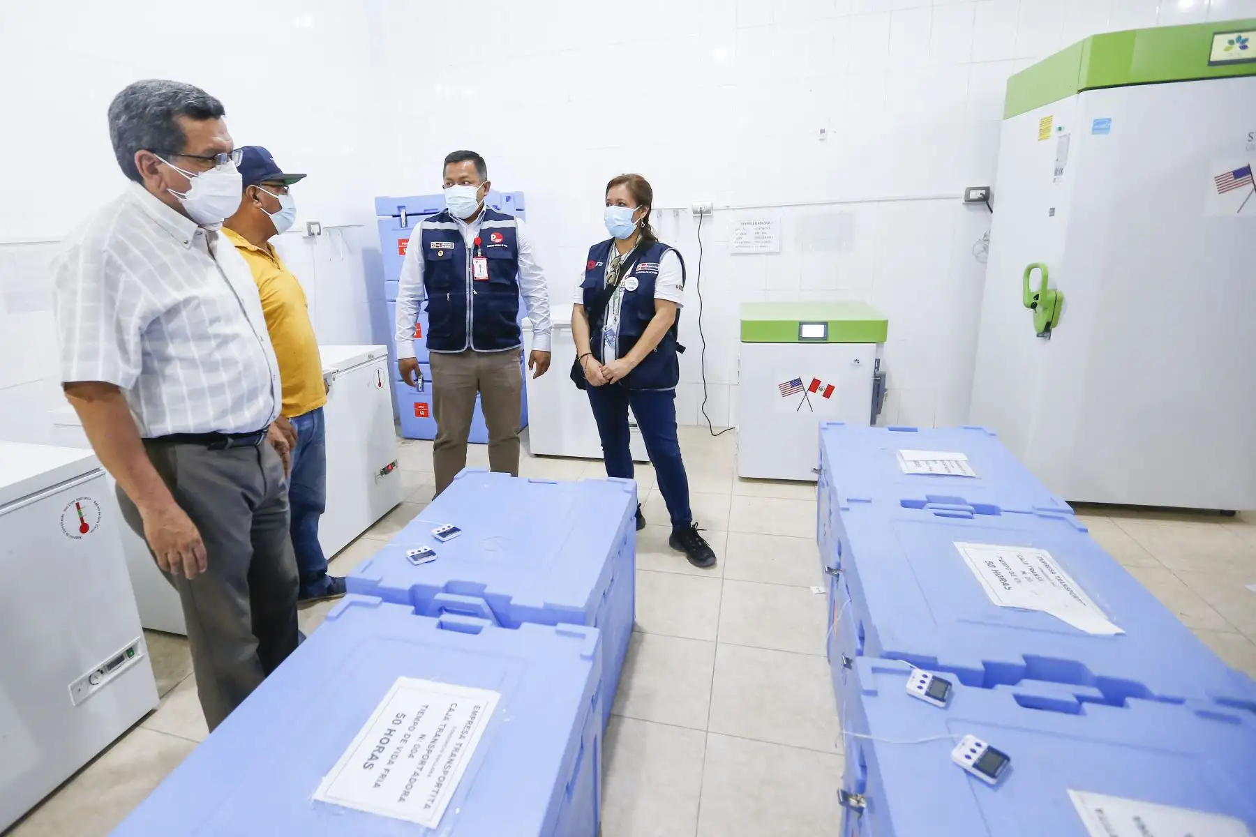 En el Hospital de Apoyo II - Sullana, el ministro Cevallos evalúa la cadena de frío y dispone acciones ante una eventual tercera ola de la covid-19. Foto: Minsa