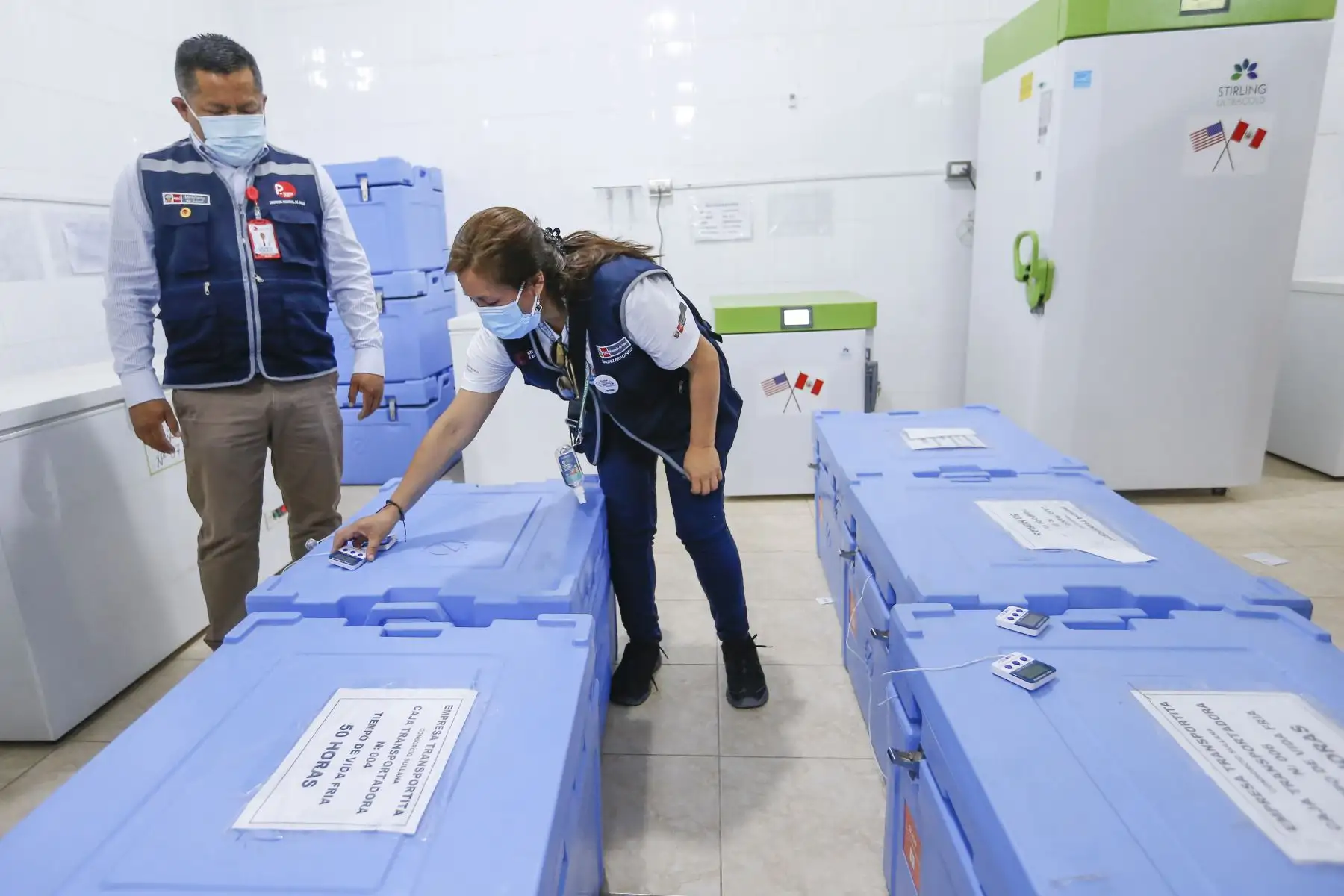 En el Hospital de Apoyo II - Sullana, el ministro Cevallos evalúa la cadena de frío y dispone acciones ante una eventual tercera ola de la covid-19. Foto: Minsa