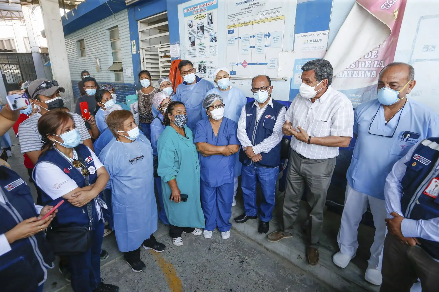 En el Hospital de Apoyo II - Sullana, el ministro Cevallos evalúa la cadena de frío y dispone acciones ante una eventual tercera ola de la covid-19. Foto: Minsa