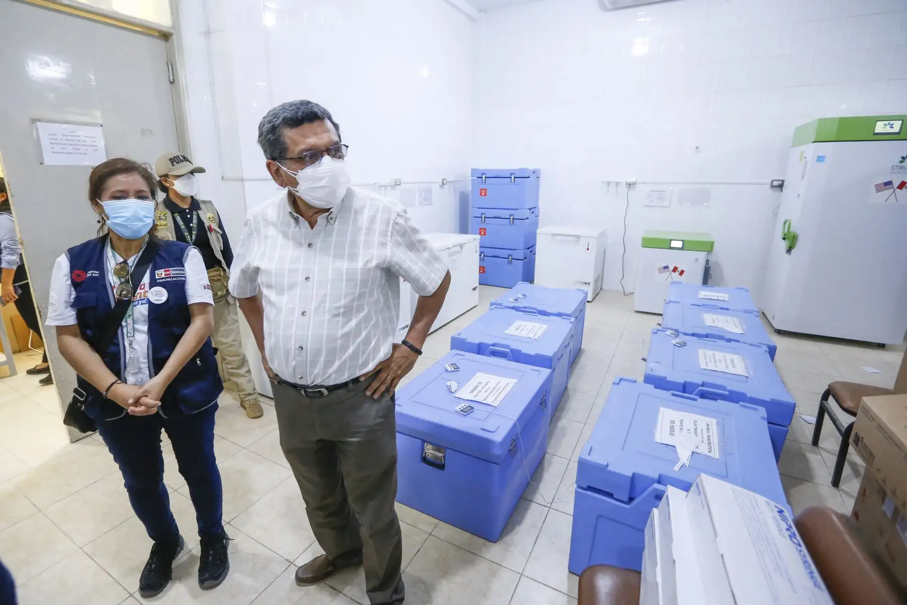 En el Hospital de Apoyo II - Sullana, el ministro Cevallos evalúa la cadena de frío y dispone acciones ante una eventual tercera ola de la covid-19. Foto: Minsa
