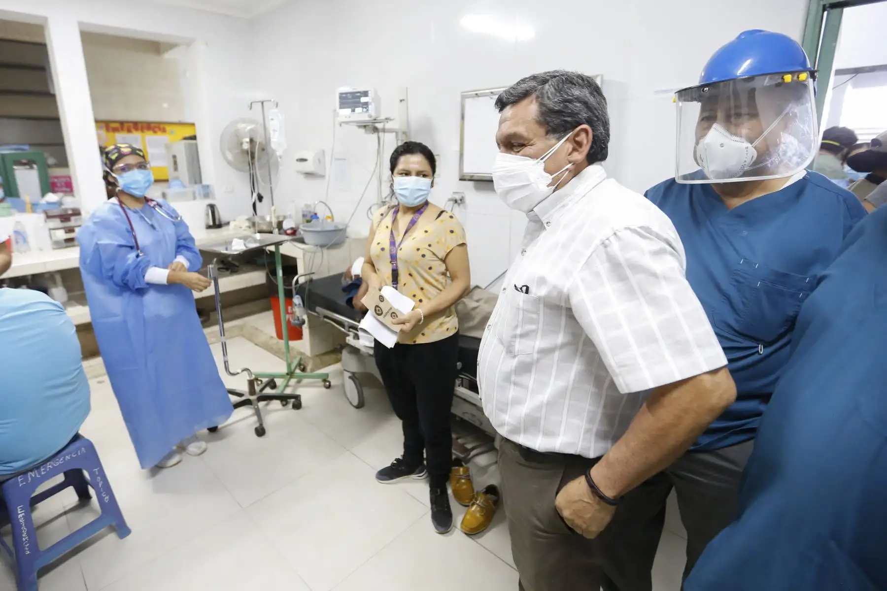 En el Hospital de Apoyo II - Sullana, el ministro Cevallos evalúa la cadena de frío y dispone acciones ante una eventual tercera ola de la covid-19. Foto: Minsa