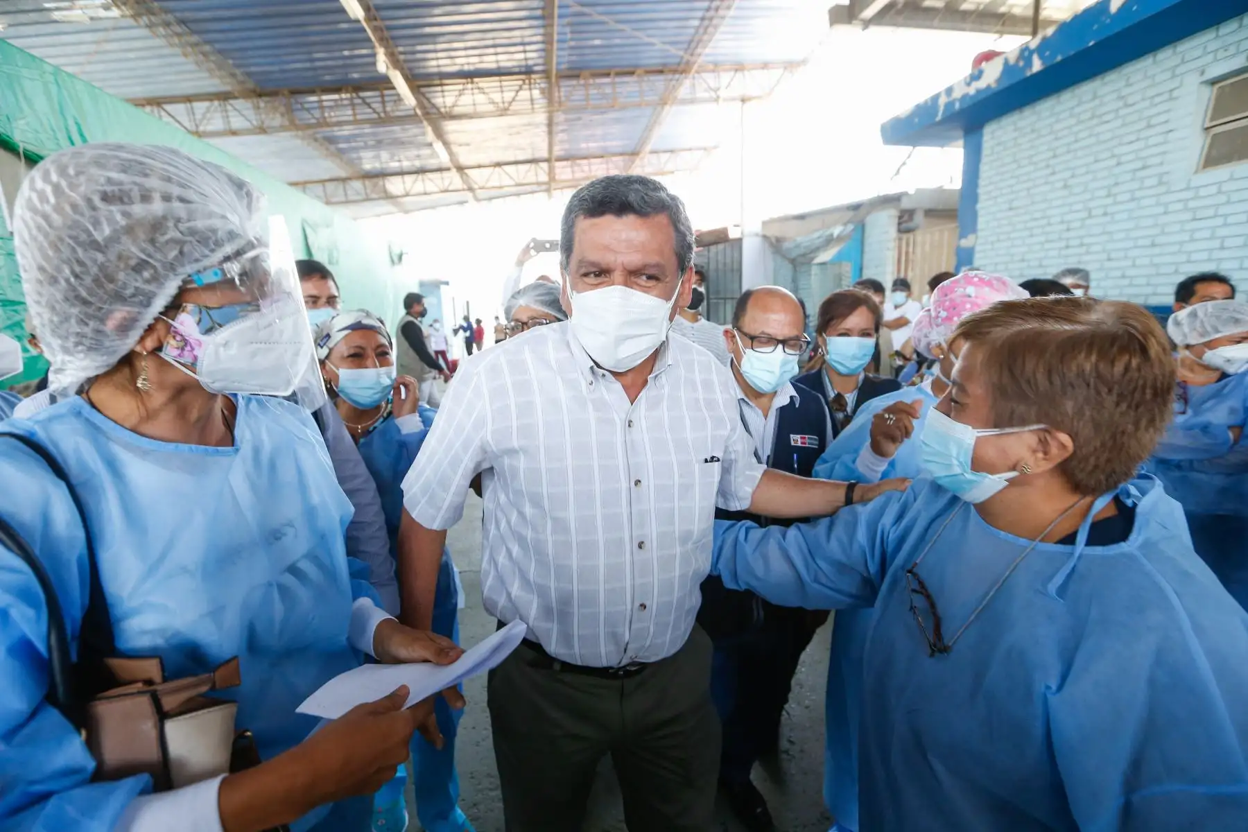 En el Hospital de Apoyo II - Sullana, el ministro Cevallos evalúa la cadena de frío y dispone acciones ante una eventual tercera ola de la covid-19. Foto: Minsa